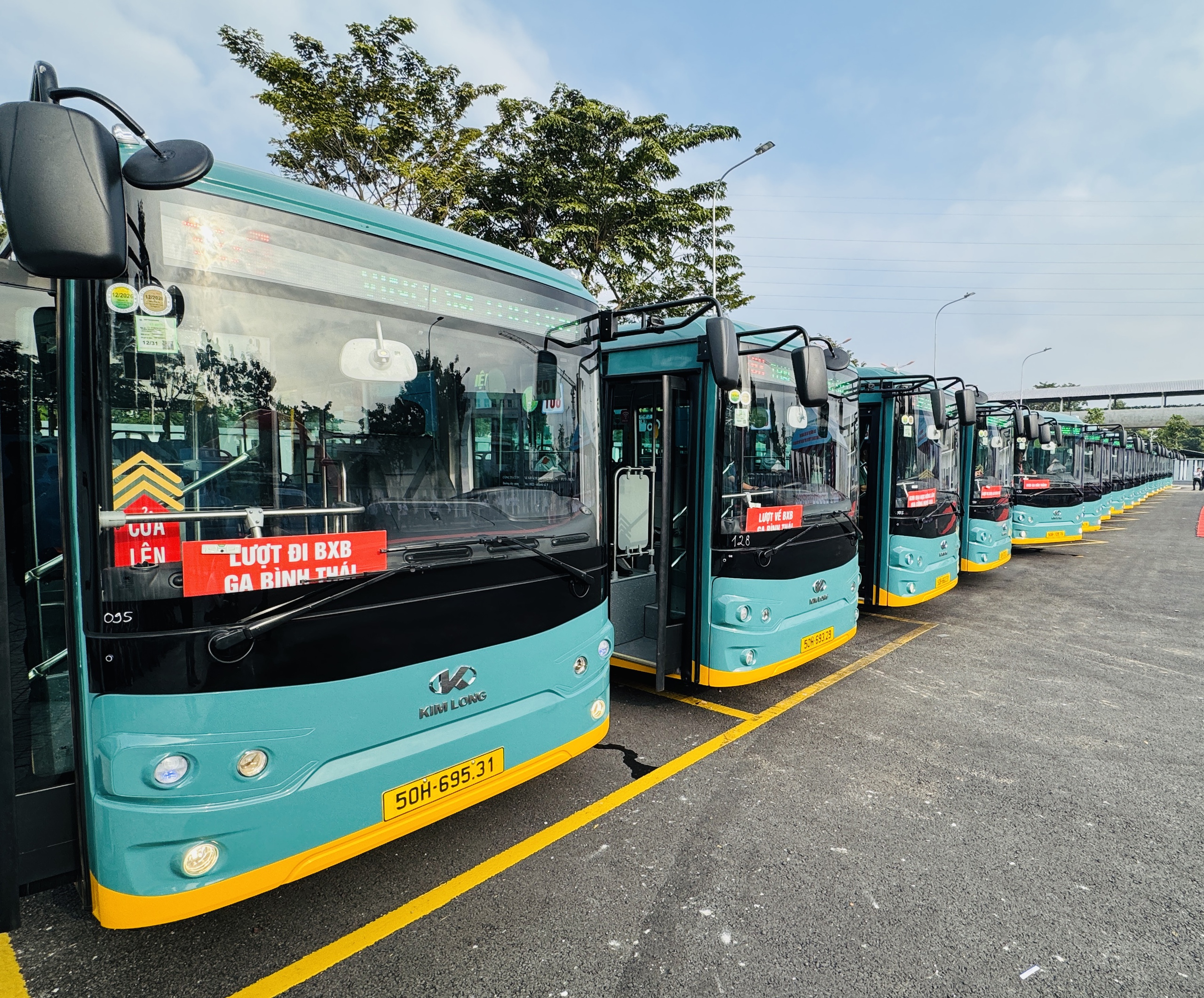 Cận cảnh tuyến buýt điện hiện đại kết nối Metro số 1 vừa đi vào hoạt động- Ảnh 1.