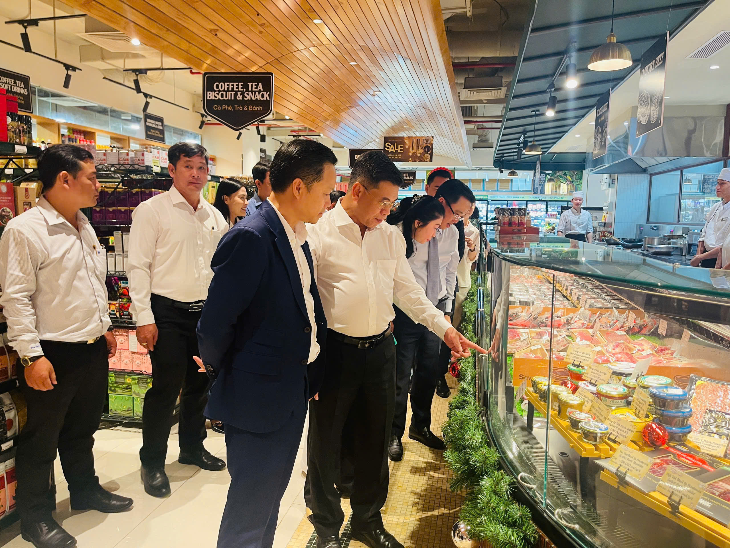 Menas khai trương Mena Gourmet Market