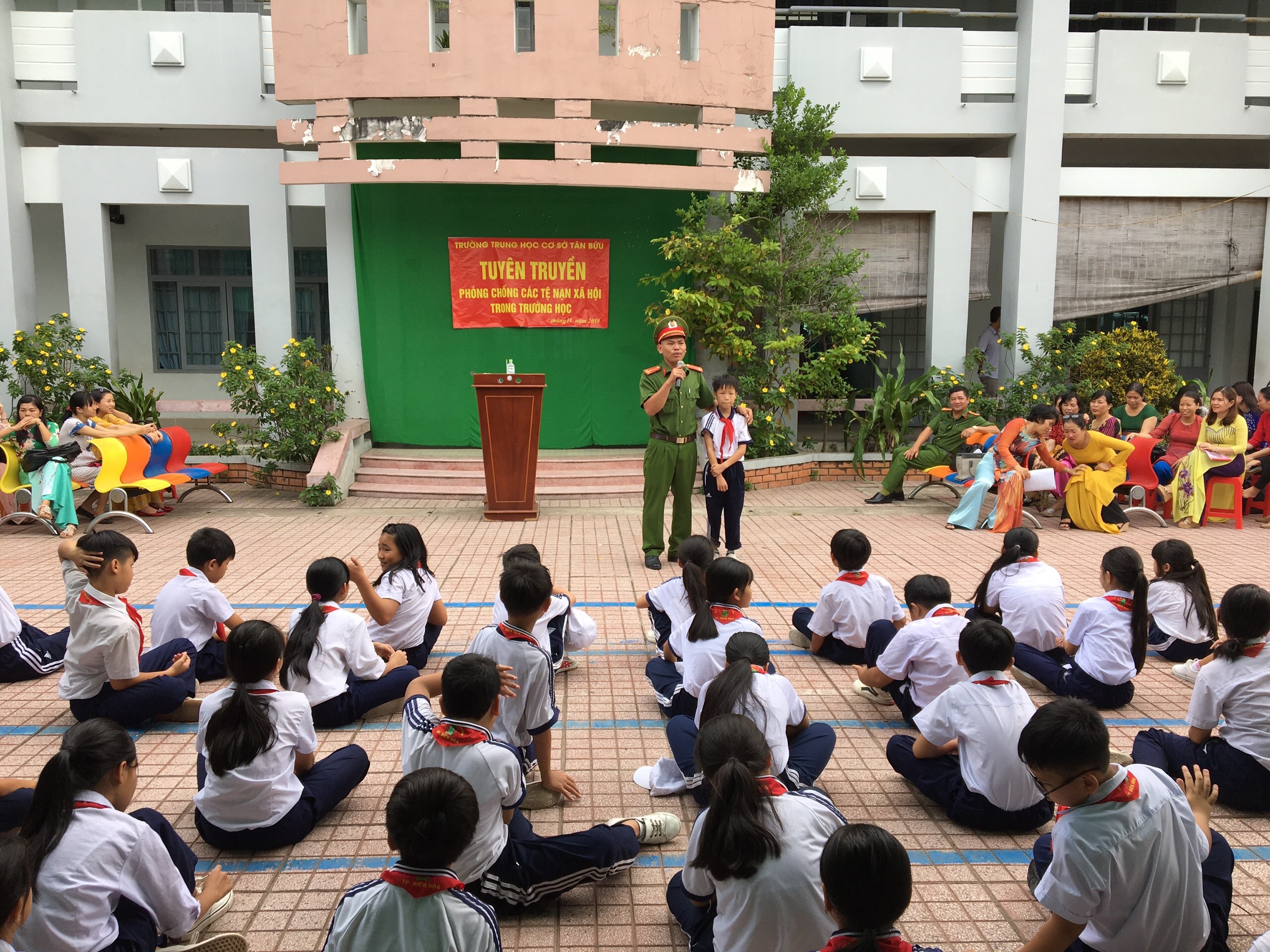 Buổi &quot;đứng lớp&quot; đầu tiên của anh là vào cuối 2019, lúc còn làm Công an P.Bửu Long (Biên Hòa), mang hàm thượng úy