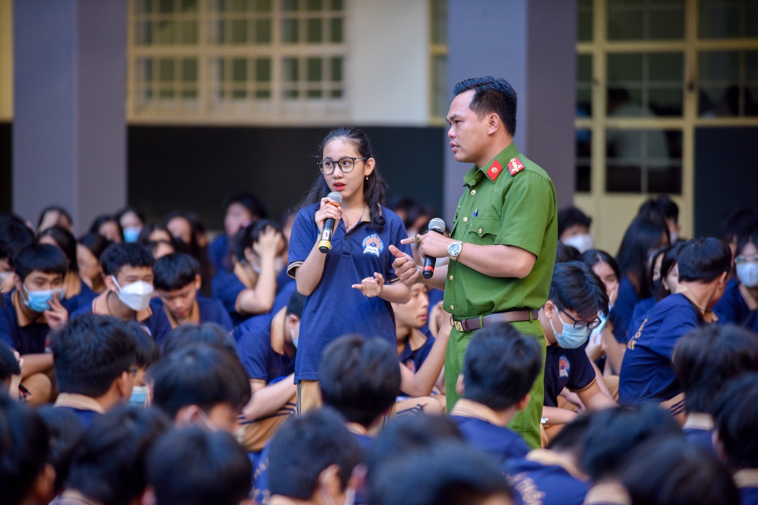 Đại úy Phan Hoàng Sử trong một lần phổ biến kỹ năng nhận biết tội phạm trên không gian mạng và tương tác trực tiếp với các em