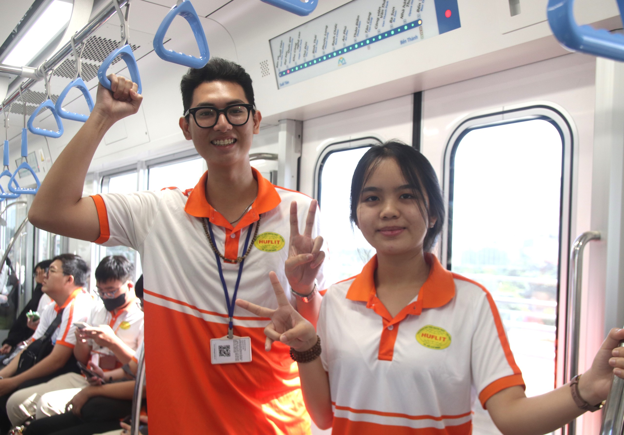 Tàu sắp chính thức lăn bánh, sinh viên hình thành thói quen đi học bằng metro- Ảnh 1.