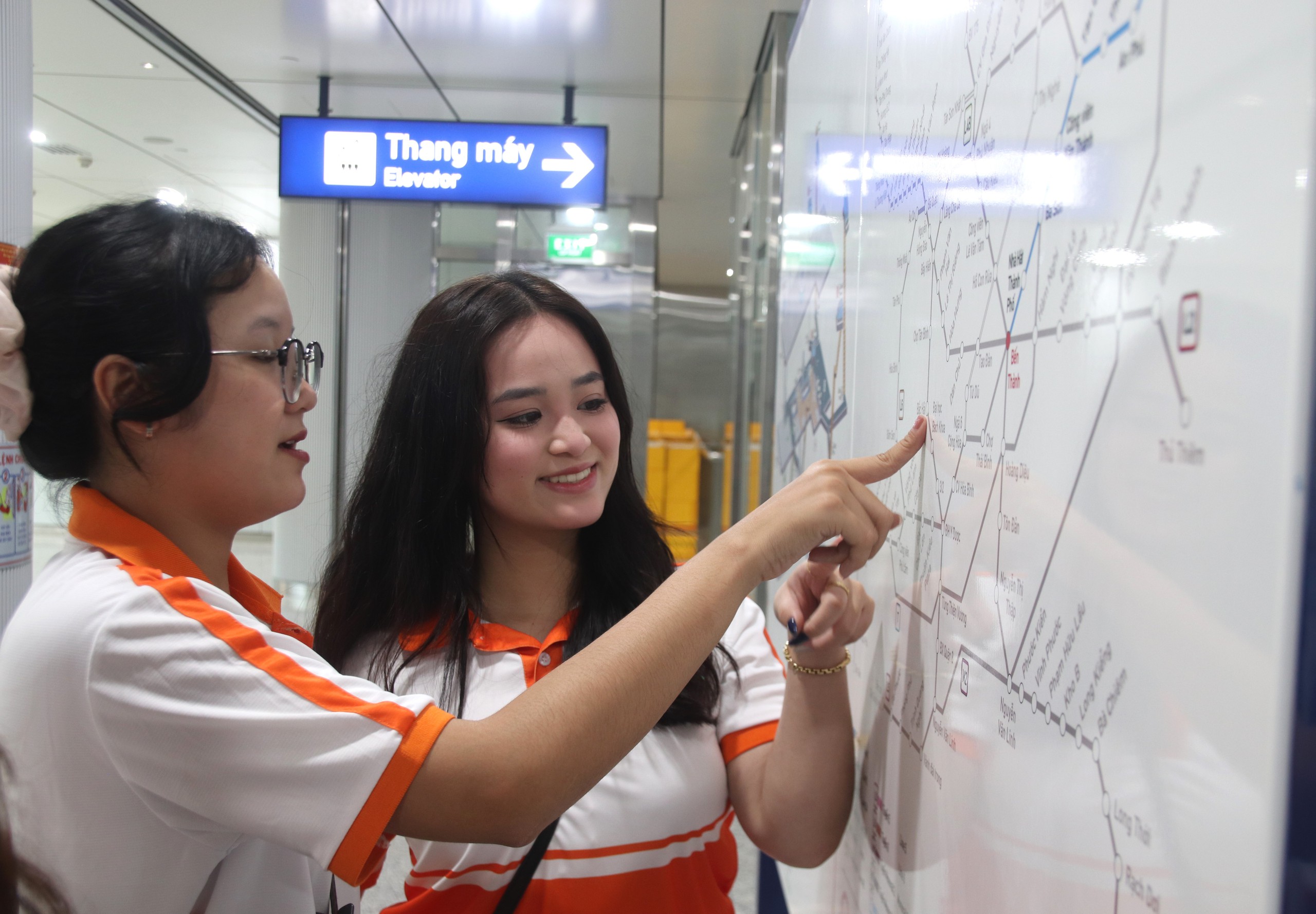 Tàu sắp chính thức lăn bánh, sinh viên hình thành thói quen đi học bằng metro- Ảnh 2.