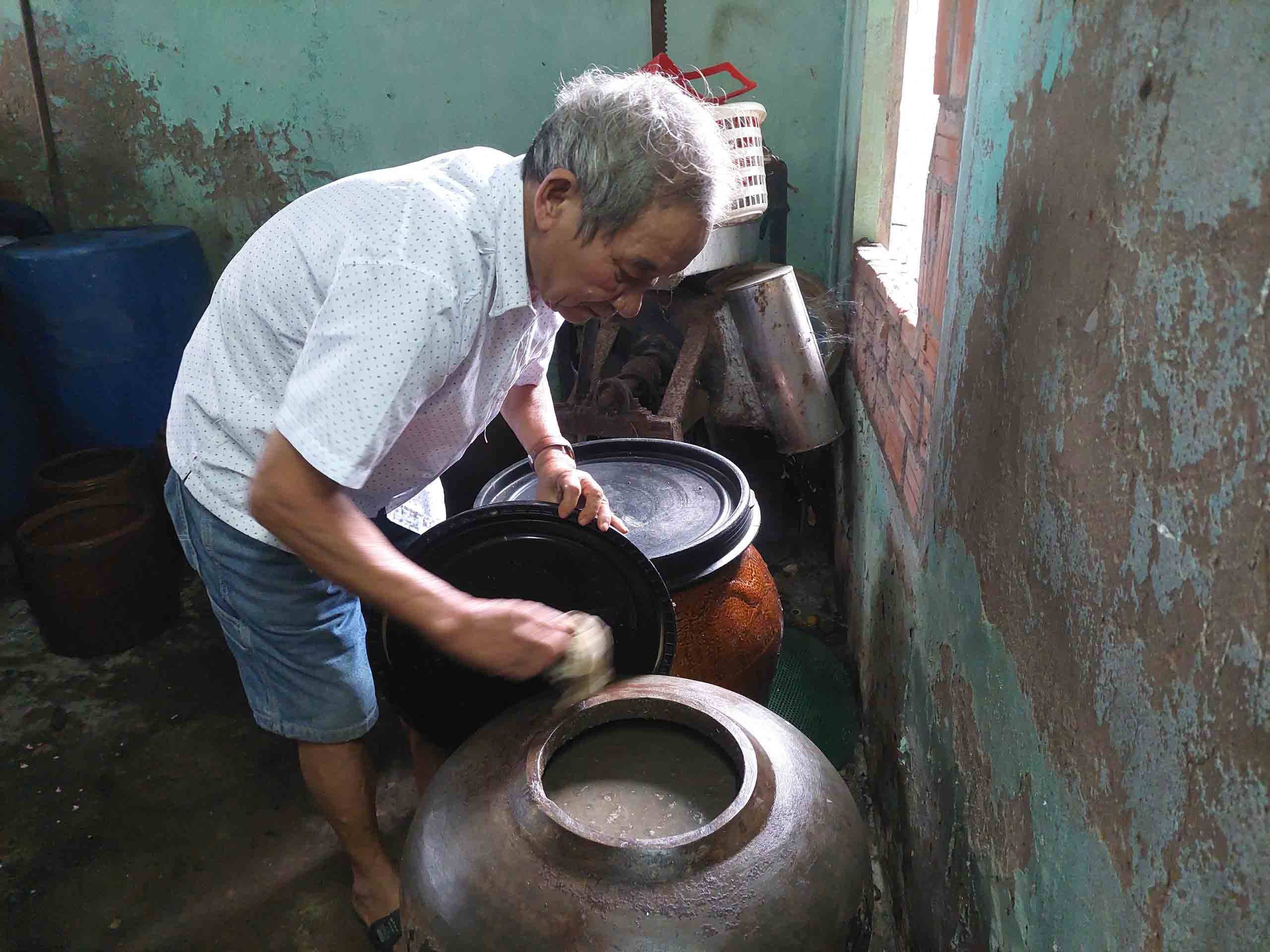 Bir sanatta ustalaşmak: Nam O sahil köyünde balık sosuna 'bağımlı' adam - Fotoğraf 1. Nhất nghệ tinh: Người 'say' mắm ở làng biển Nam Ô- Ảnh 1.