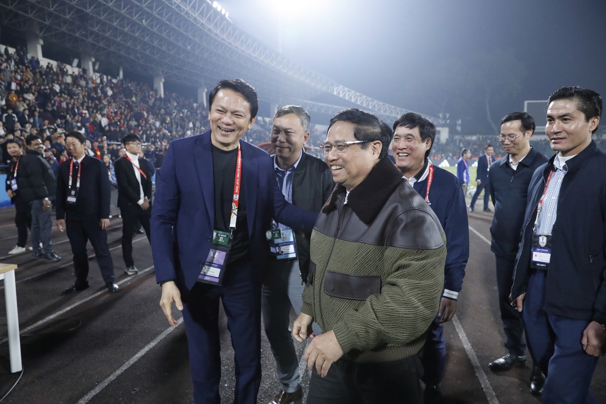 The Prime Minister went to Viet Tri Stadium to congratulate Vietnam's victory, a happy day! - Photo 6.