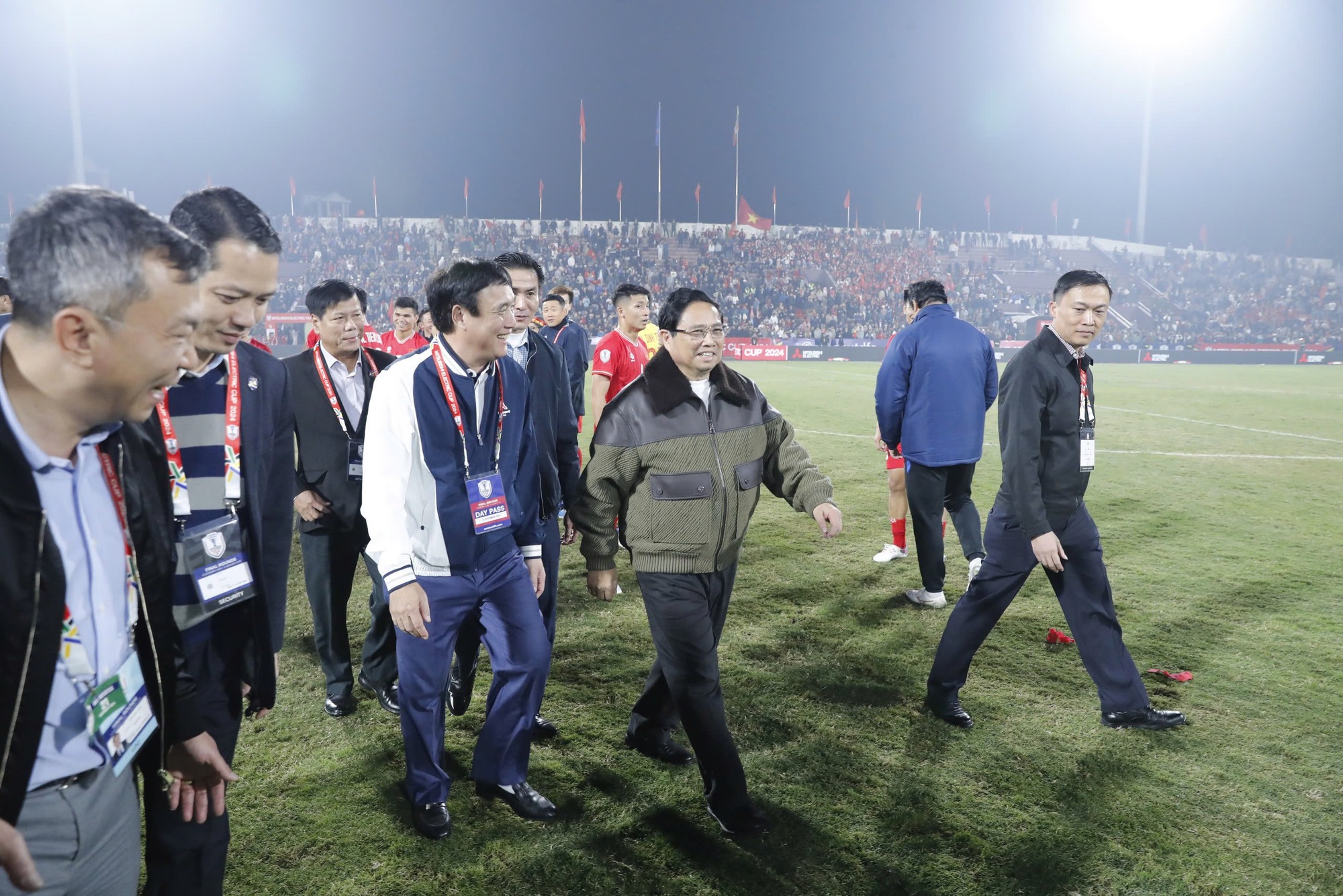 The Prime Minister went to Viet Tri Stadium to congratulate Vietnam's victory, a happy day! - Photo 5.