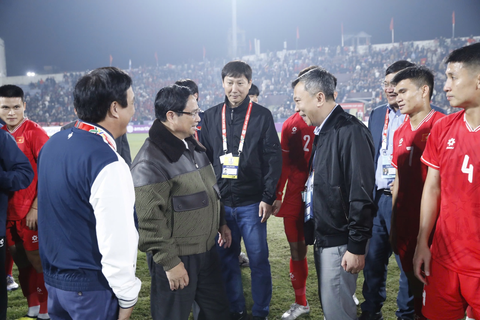 The Prime Minister went to Viet Tri Stadium to congratulate Vietnam's victory, a happy day! - Photo 7.