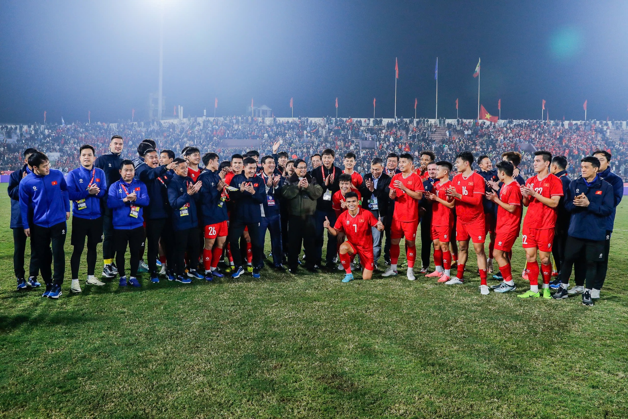 The Prime Minister went to Viet Tri Stadium to congratulate Vietnam's victory, a happy day! - Photo 14.