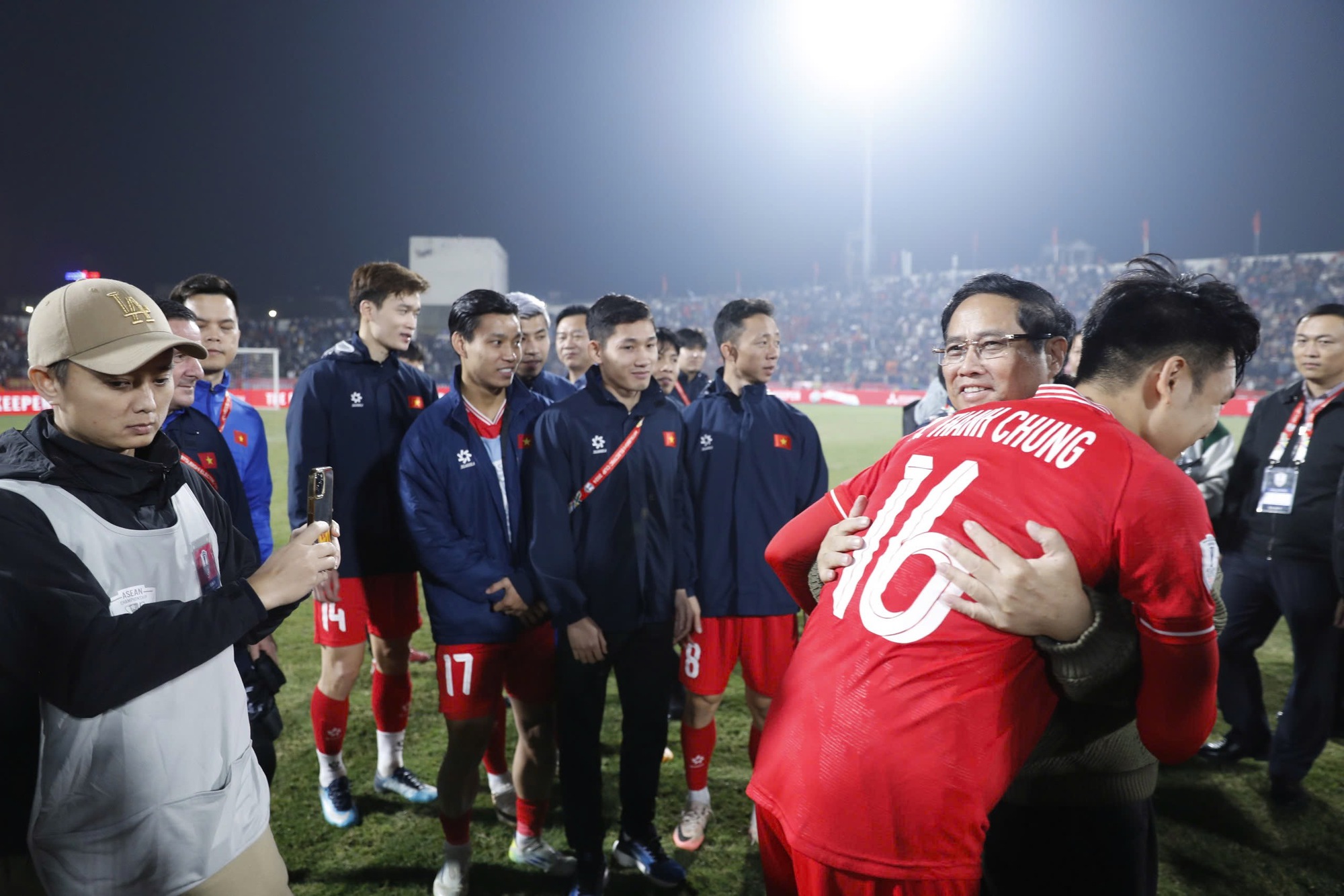 The Prime Minister went to Viet Tri Stadium to congratulate Vietnam's victory, a happy day! - Photo 11.