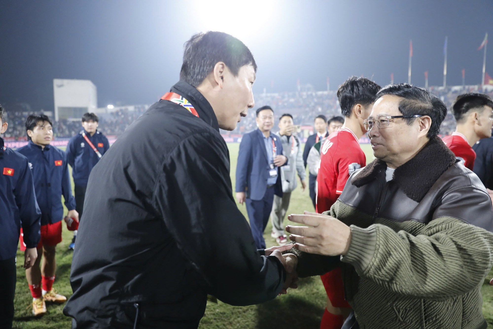 The Prime Minister went to Viet Tri Stadium to congratulate Vietnam's victory, a happy day! - Photo 13.