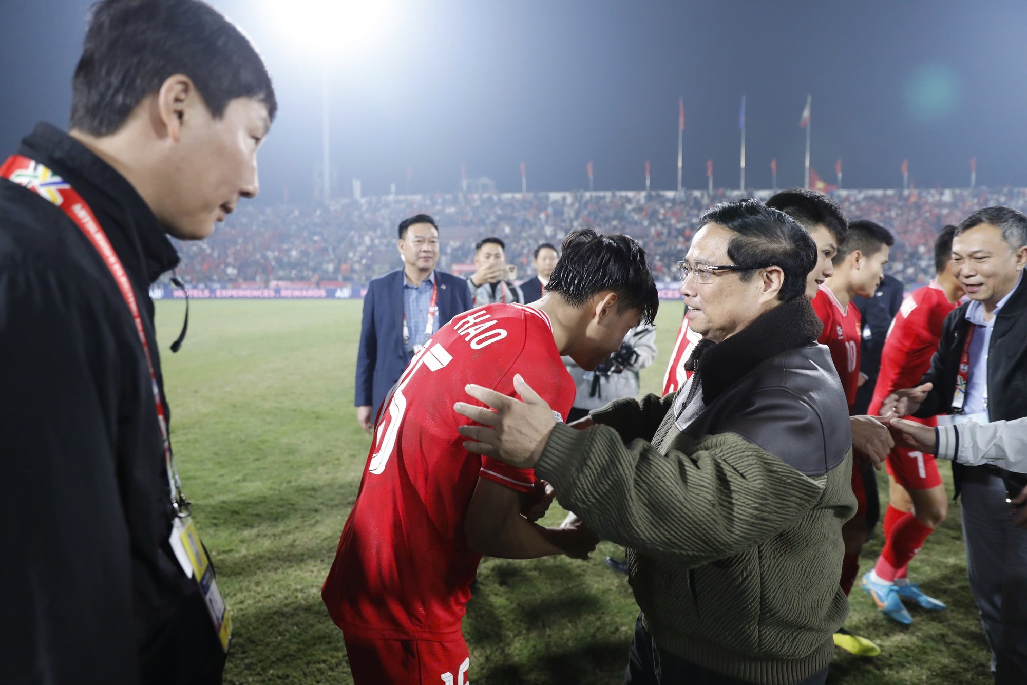 The Prime Minister went to Viet Tri Stadium to congratulate Vietnam's victory, a happy day! - Photo 8.