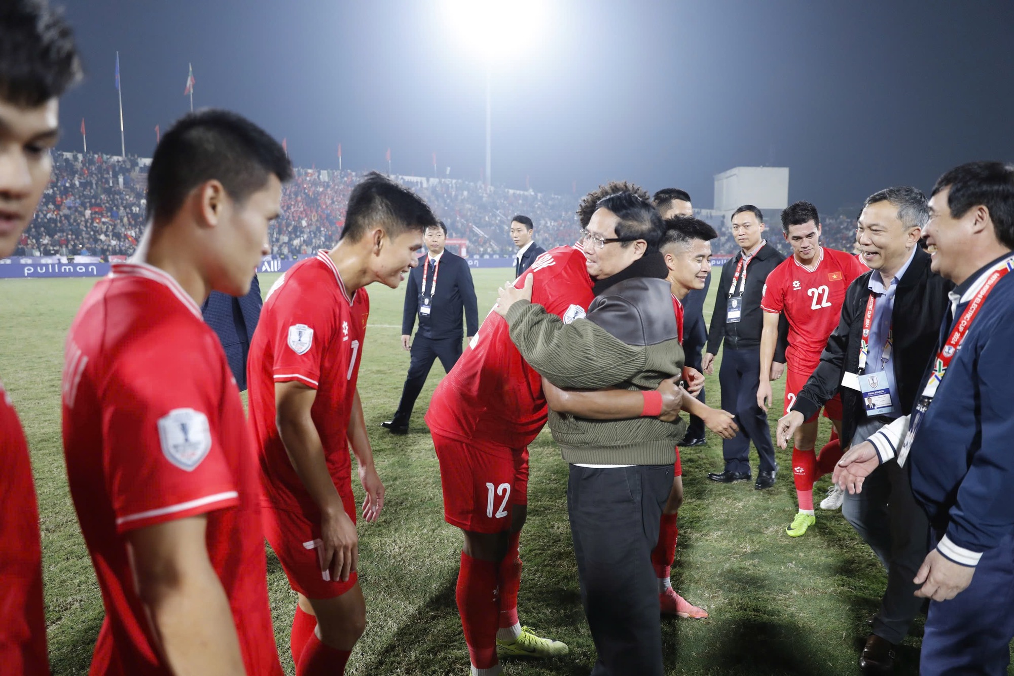 The Prime Minister went to Viet Tri Stadium to congratulate Vietnam's victory, a happy day! - Photo 12.