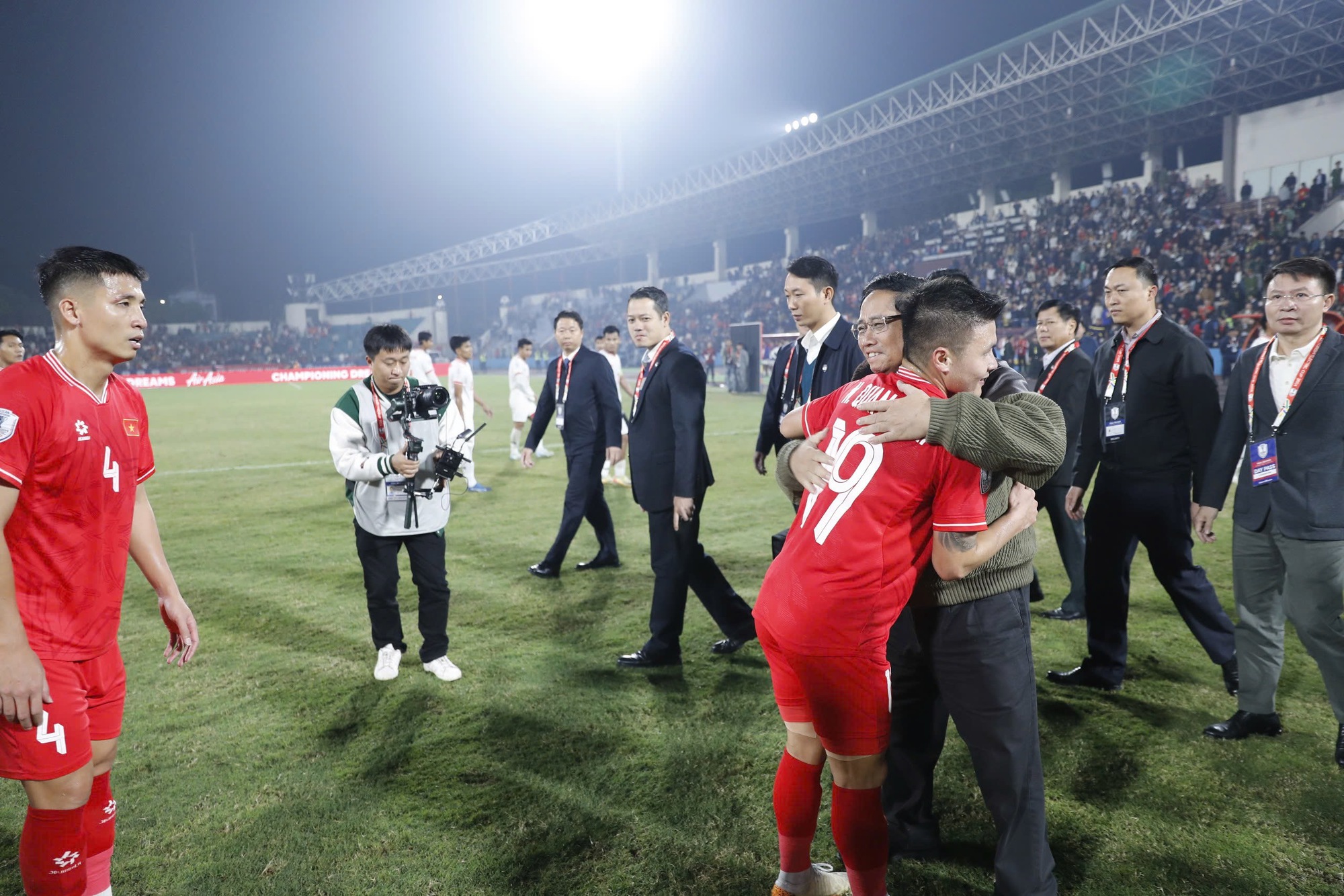 The Prime Minister went to Viet Tri Stadium to congratulate Vietnam's victory, a happy day! - Photo 10.