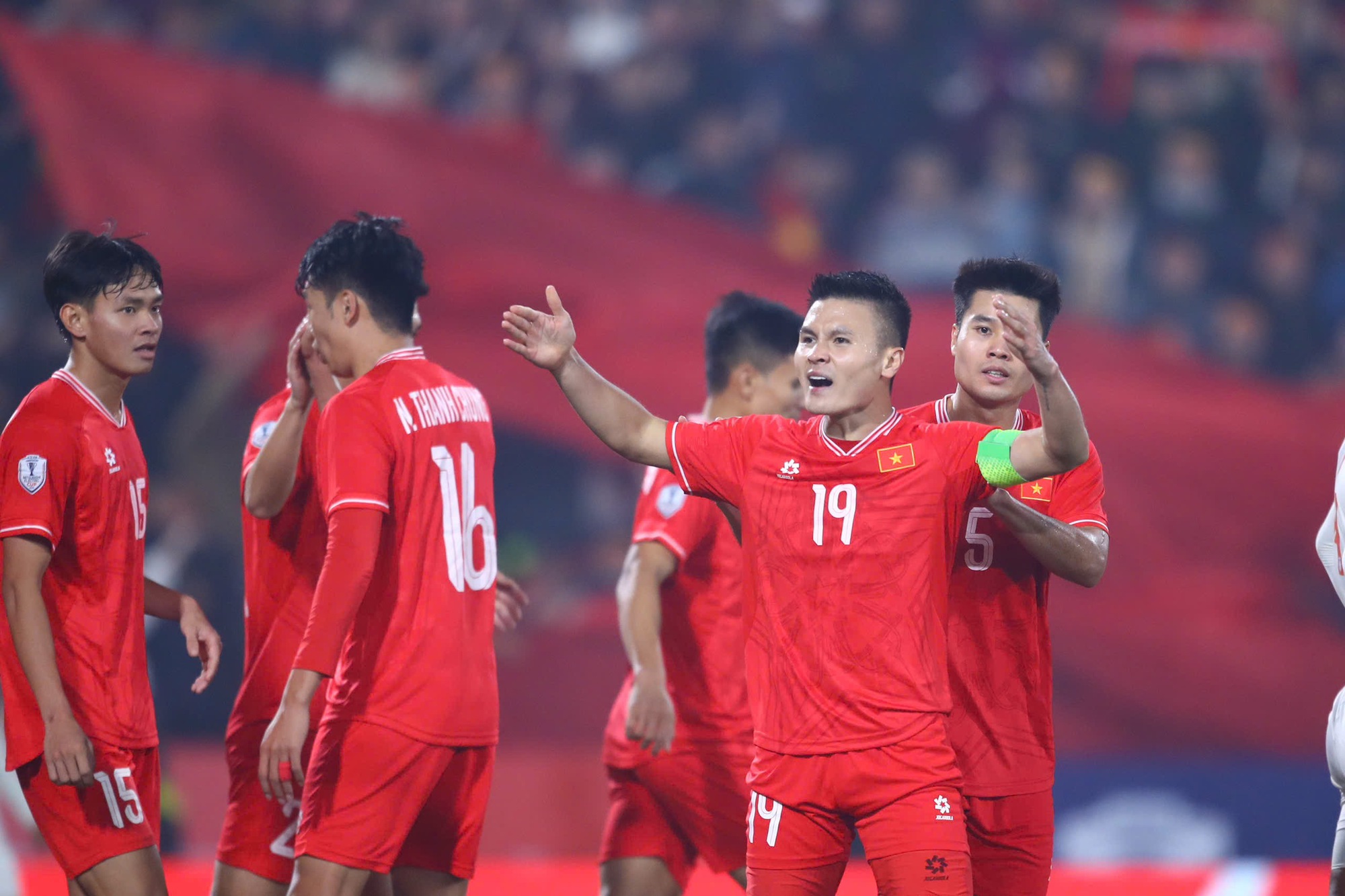 The Prime Minister went to Viet Tri Stadium to congratulate Vietnam's victory, a happy day! - Photo 4.