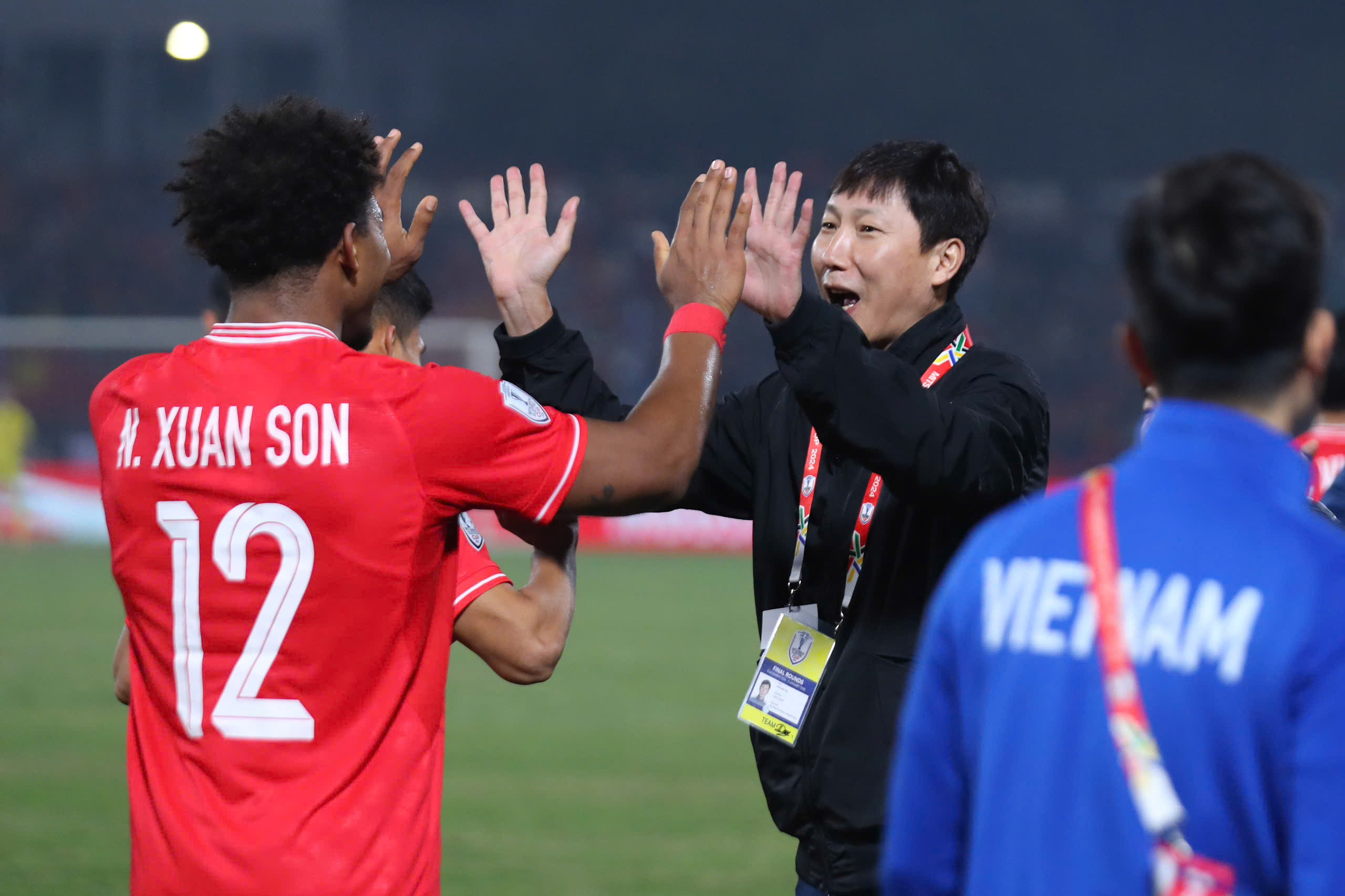 Shining brightly in the debut match of the Vietnamese team, what did'super striker' Xuan Son say? - Photo 2.