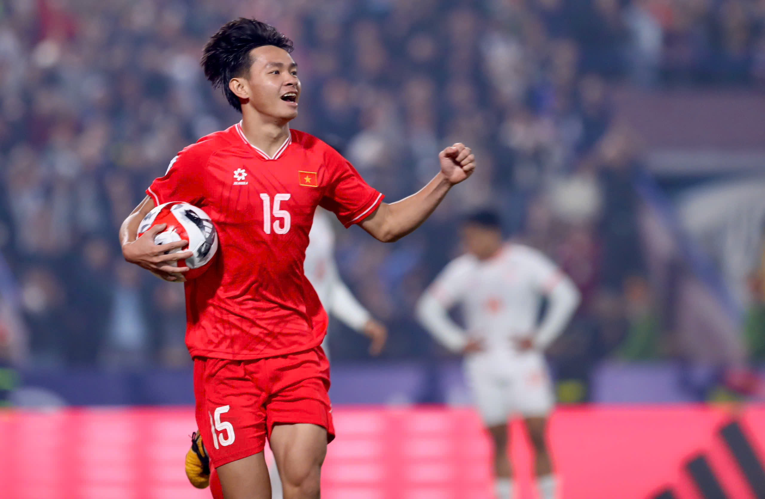 B&ugrave;i Vĩ H&agrave;o bất ngờ chống nạng, c&oacute; đ&aacute; được cho đội tuyển Việt Nam?- Ảnh 1.