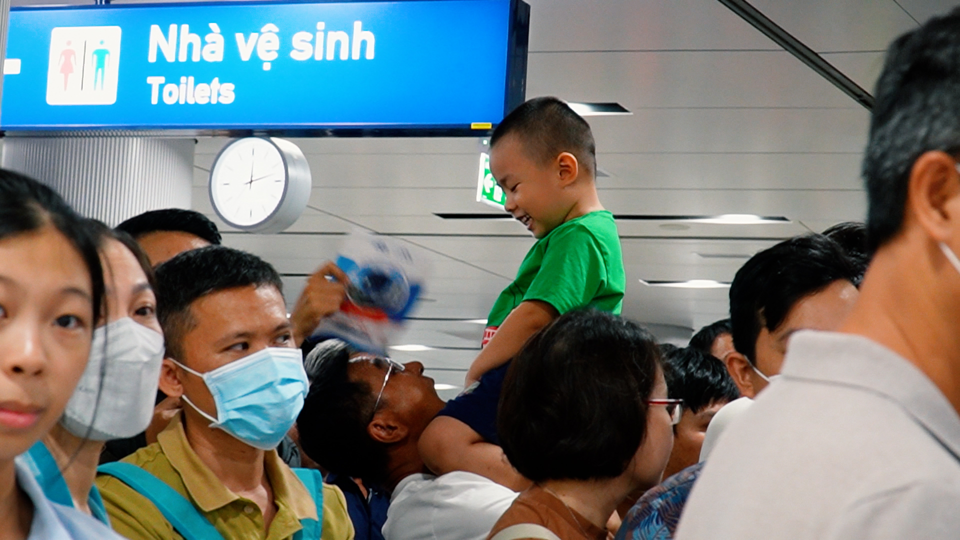 Trải nghiệm ngày đầu đi Metro số 1 ở TP.HCM: Xếp hàng 3 tiếng, càng trưa càng đông- Ảnh 3.