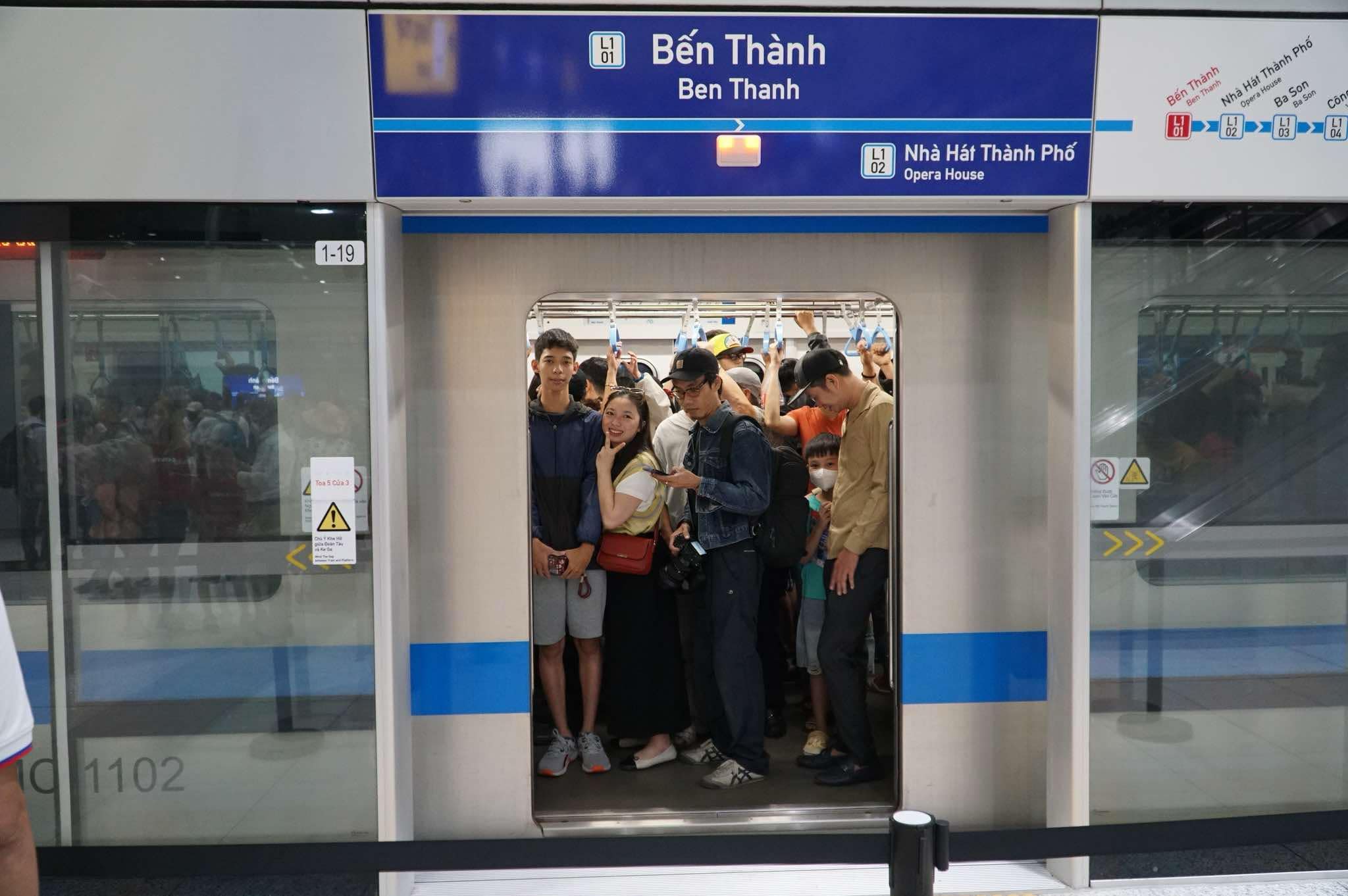 Hàng ngàn người dân TP.HCM xếp hàng ở cổng metro chờ xuống nhà ga đi tàu- Ảnh 10.