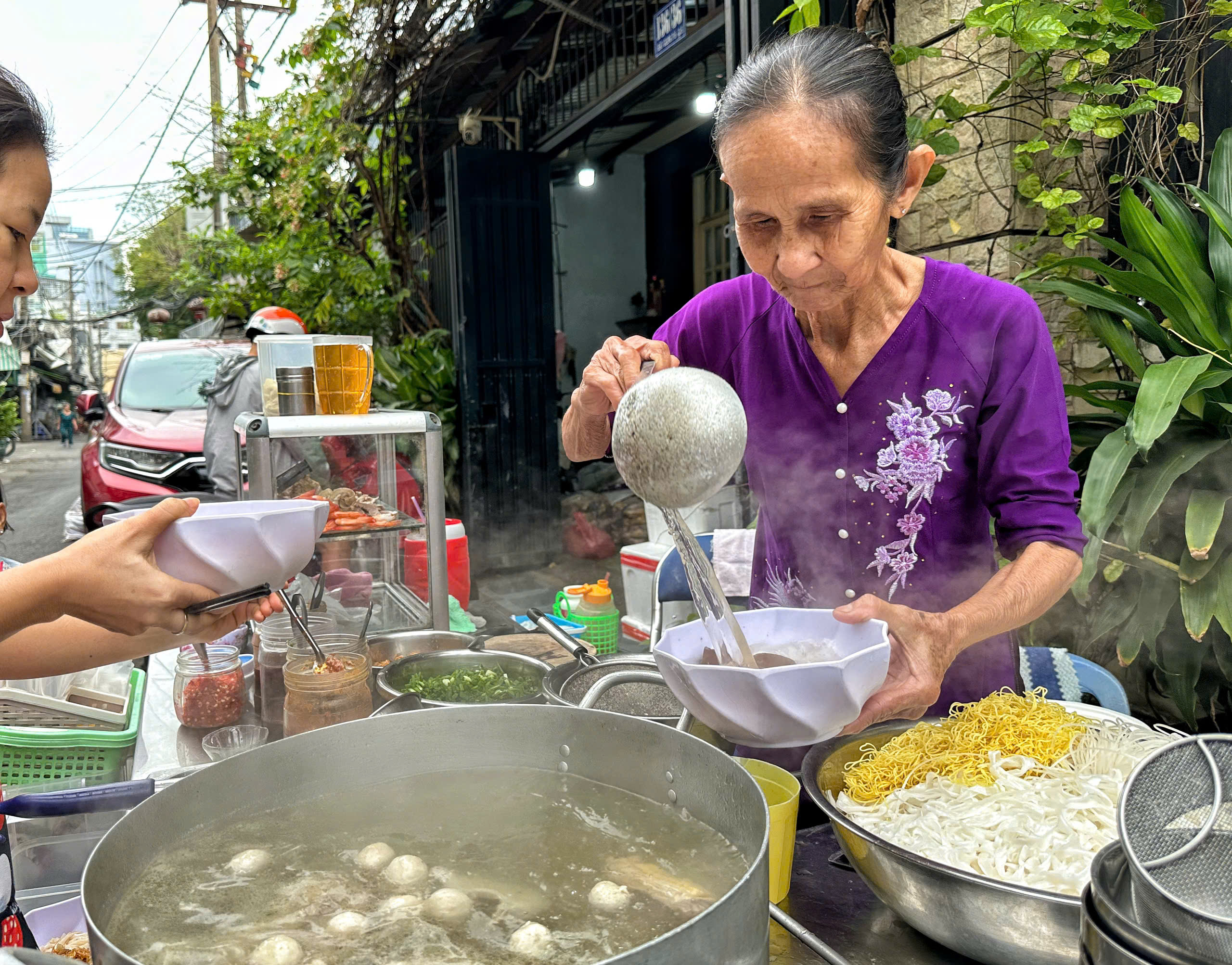 Hủ tiếu dì Hai 40 năm ở TP.HCM: 20.000 đồng cũng bán, nuôi 6 người con lớn khôn- Ảnh 1.