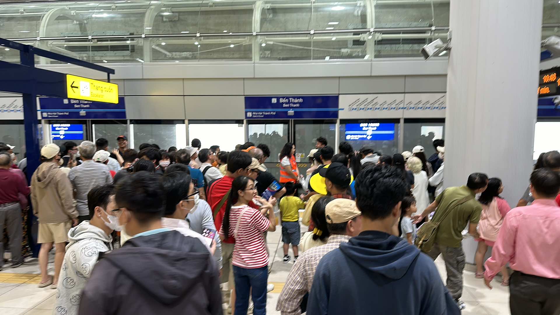 Hàng ngàn người dân TP.HCM xếp hàng ở cổng metro chờ xuống nhà ga đi tàu- Ảnh 5.