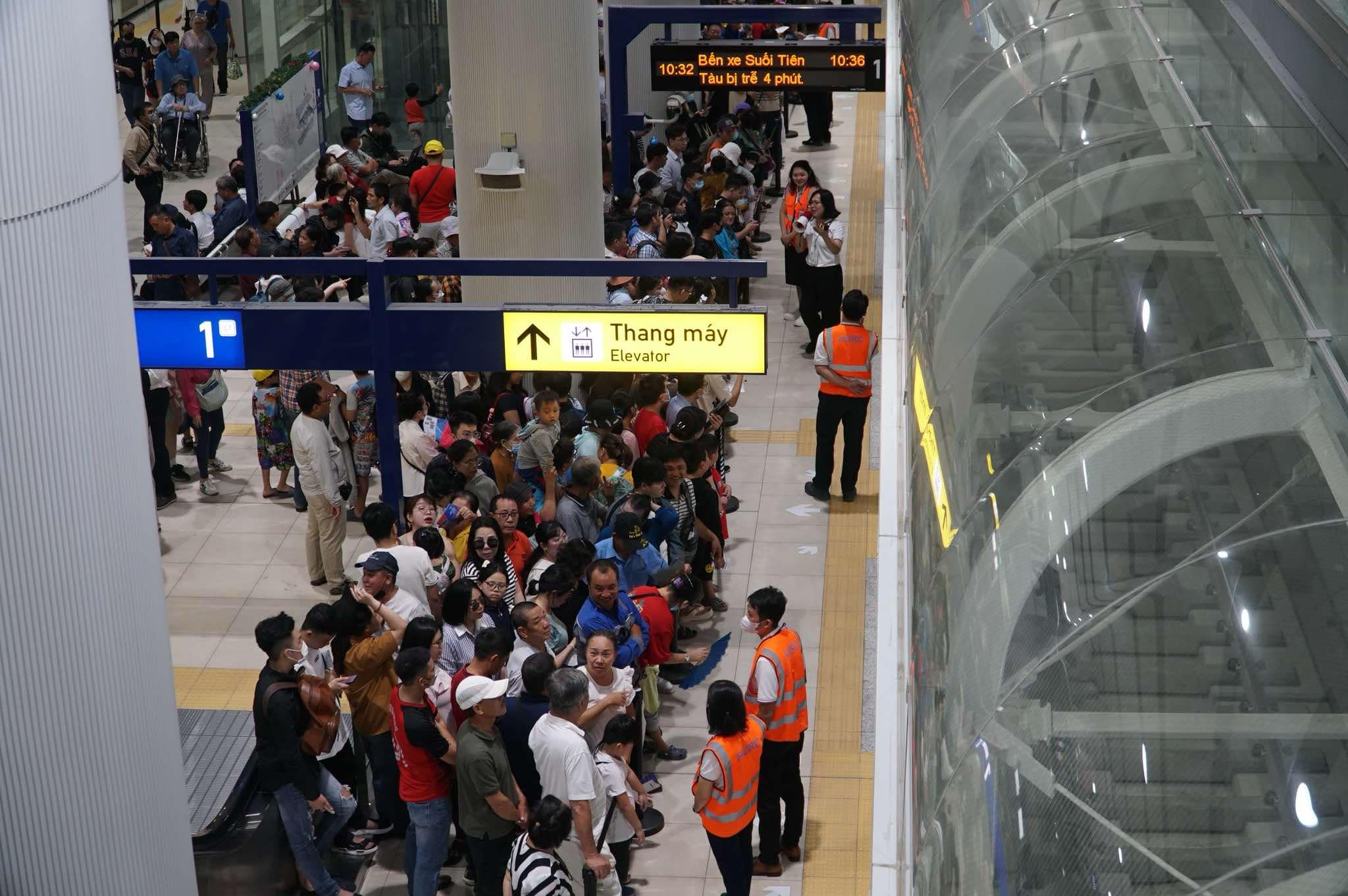 Hàng ngàn người dân TP.HCM xếp hàng ở cổng metro chờ xuống nhà ga đi tàu- Ảnh 12.