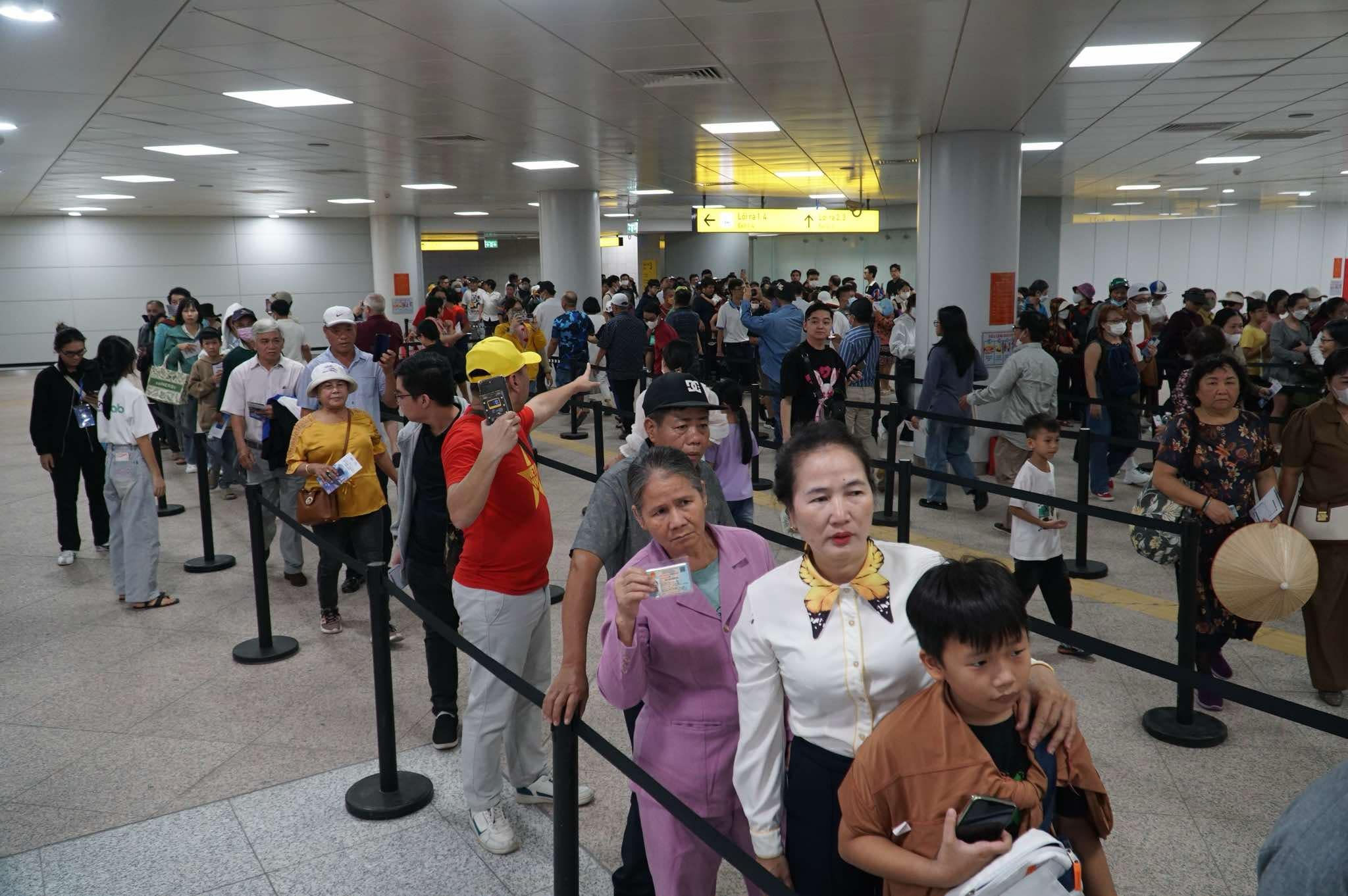 Hàng ngàn người dân TP.HCM xếp hàng ở cổng metro chờ xuống nhà ga đi tàu- Ảnh 3.