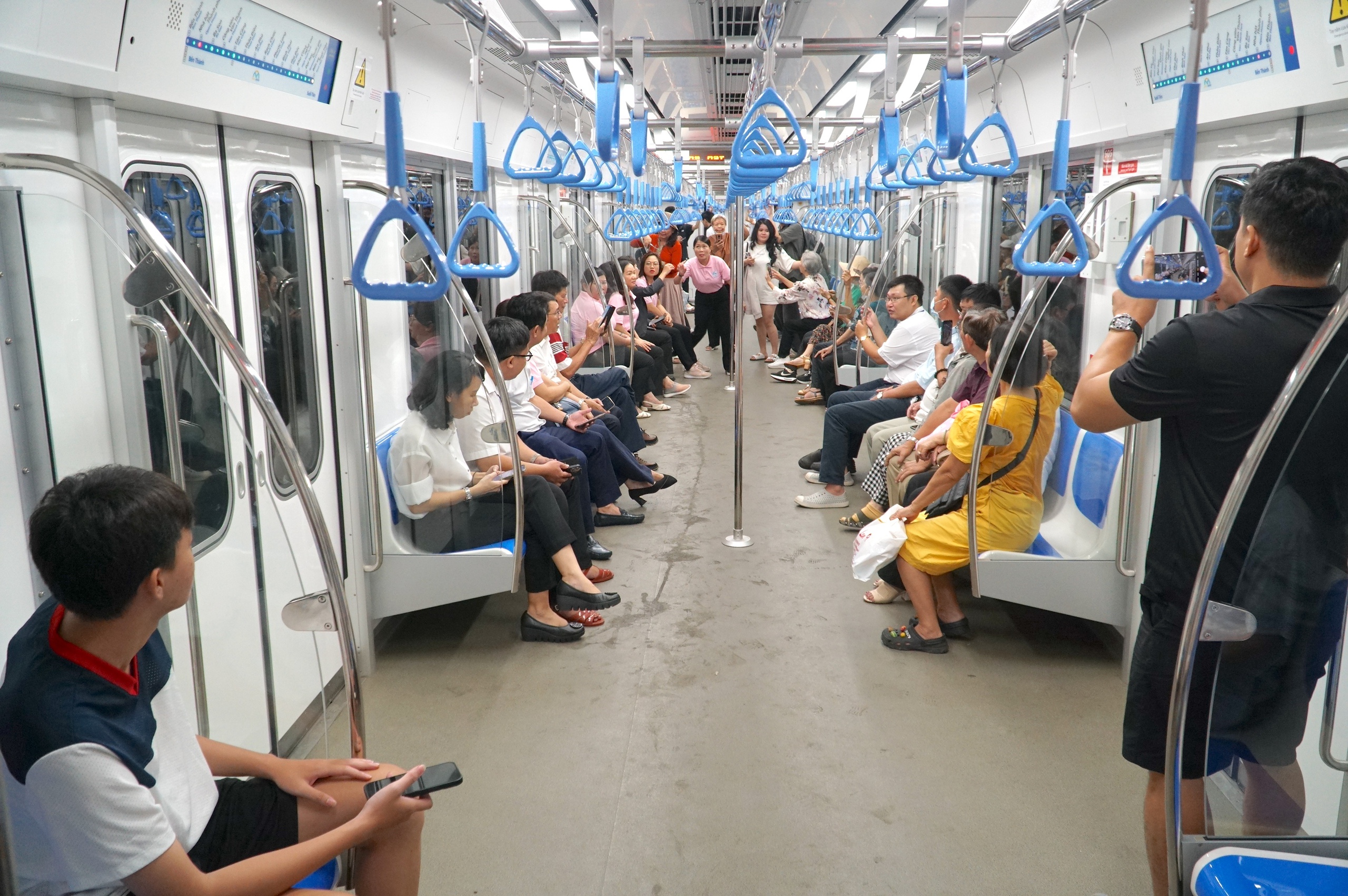 Metro số 1 ngày đầu vận hành: Đón khách phương xa, du khách Úc cũng xếp hàng trải nghiệm- Ảnh 4.