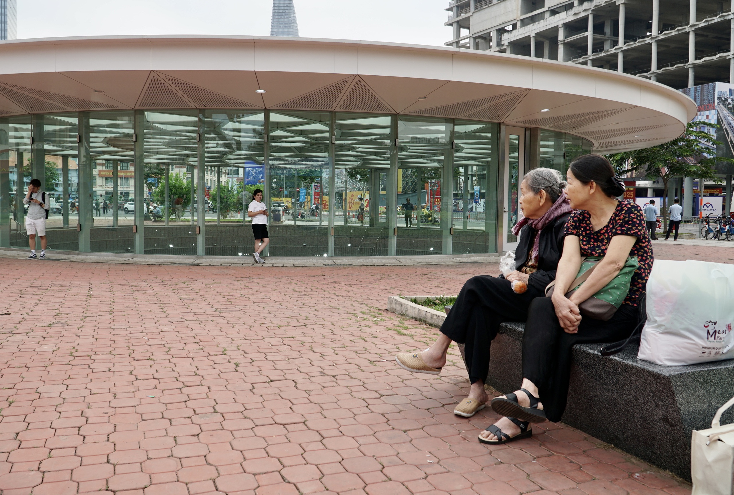 Nhiều người dân TP.HCM dậy sớm, đến ga metro số 1 chờ làm hành khách đầu tiên- Ảnh 6.