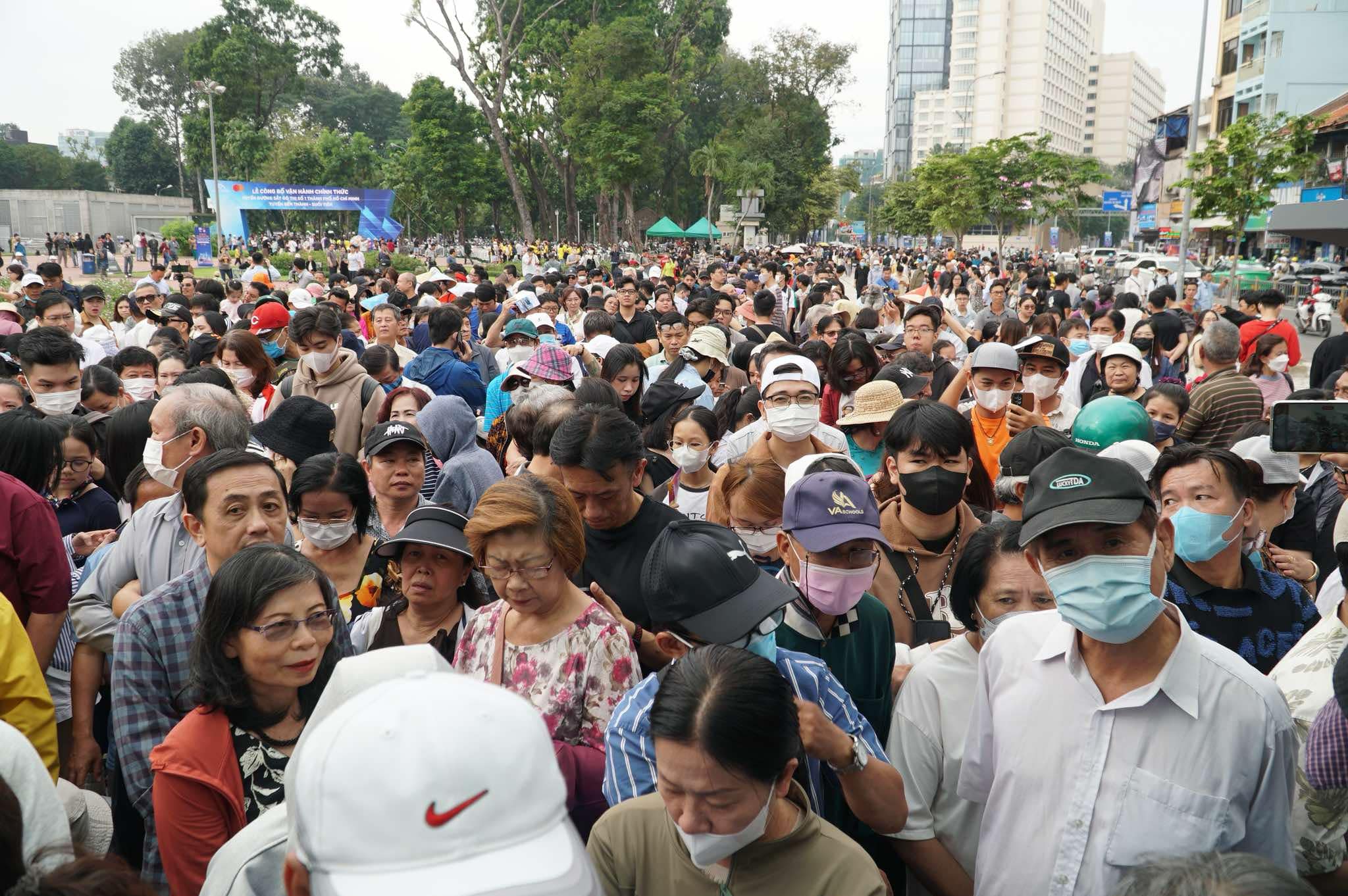 Hàng ngàn người dân TP.HCM xếp hàng ở cổng metro chờ xuống nhà ga đi tàu- Ảnh 7.