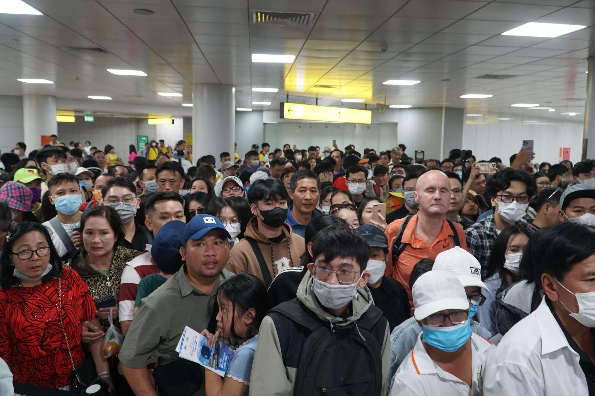 Hàng ngàn người dân TP.HCM xếp hàng ở cổng metro chờ xuống nhà ga đi tàu- Ảnh 2.