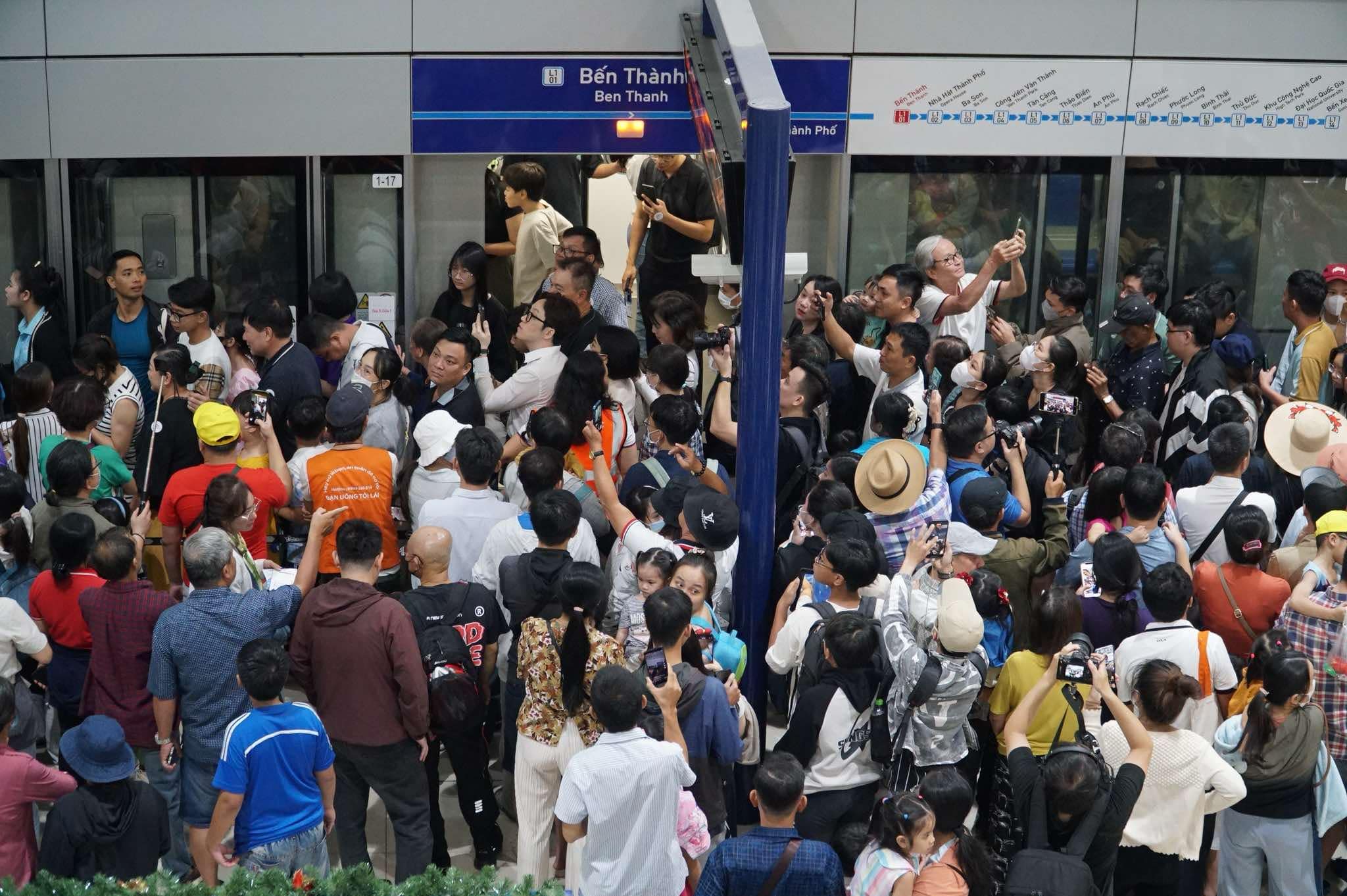 Hàng ngàn người dân TP.HCM xếp hàng ở cổng metro chờ xuống nhà ga đi tàu- Ảnh 11.