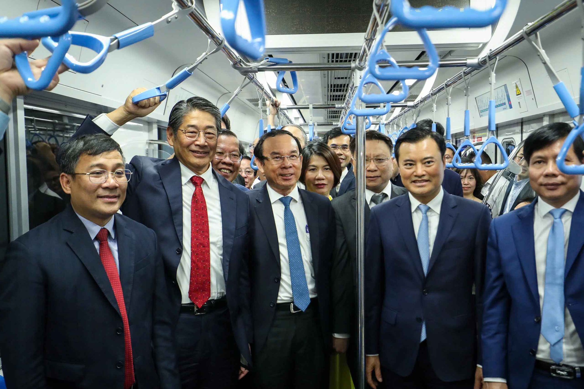 Metro chính thức chạy, người dân TP.HCM háo hức trải nghiệm- Ảnh 2.