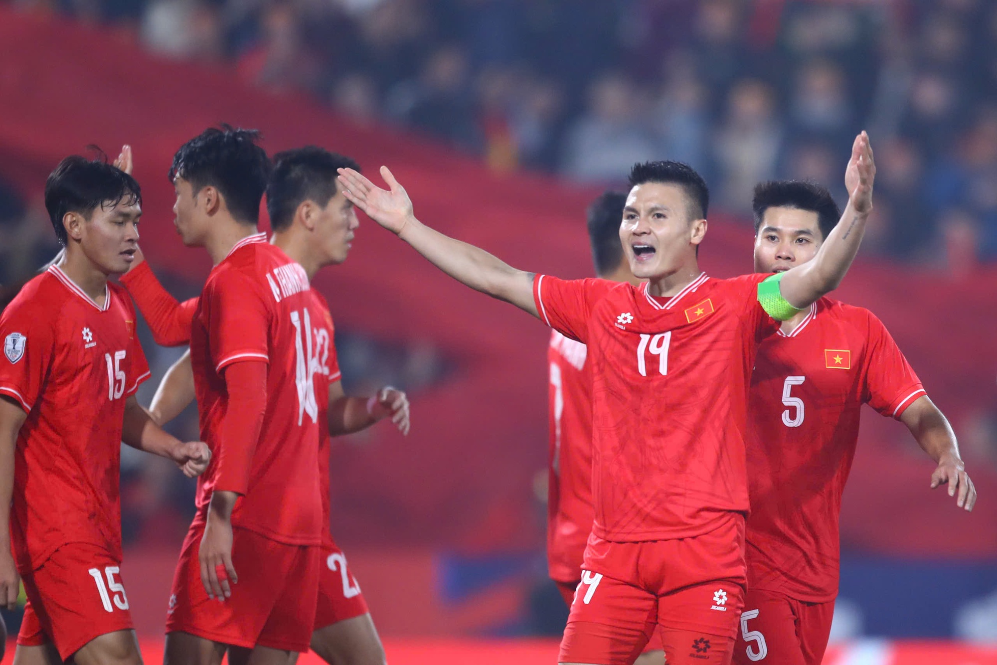 Xuan Son'confronts' Tien Linh, Quang Hai: The race for top scorer title is now fierce - Photo 3.