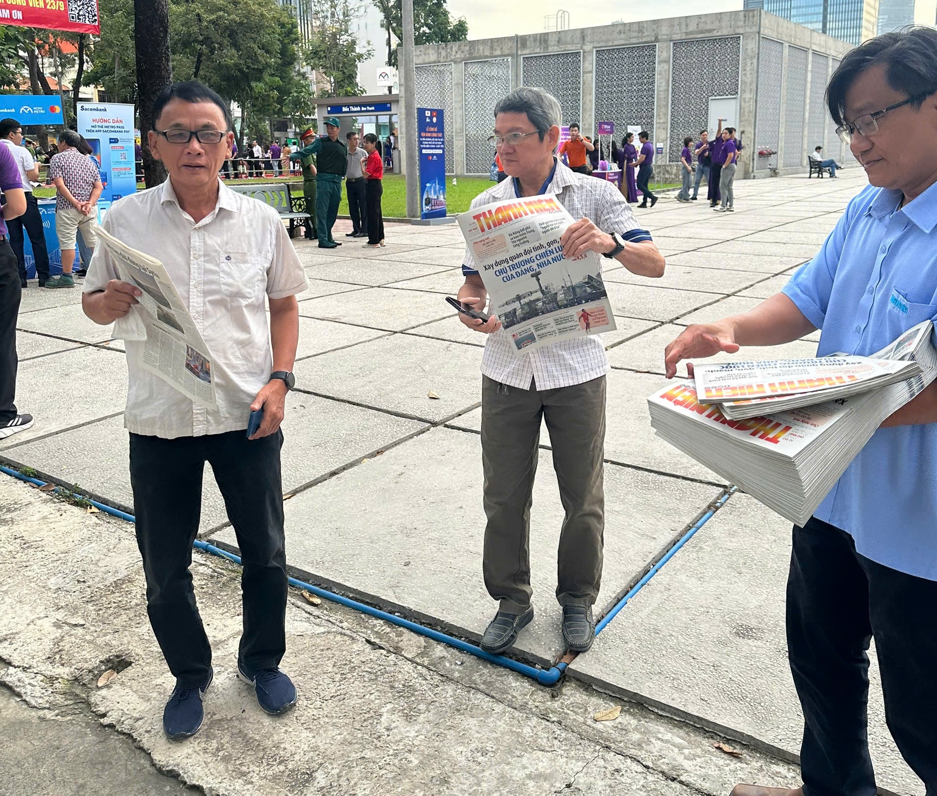 Metro số 1 ngày đầu vận hành: Đón khách phương xa, du khách Úc cũng xếp hàng trải nghiệm- Ảnh 5.