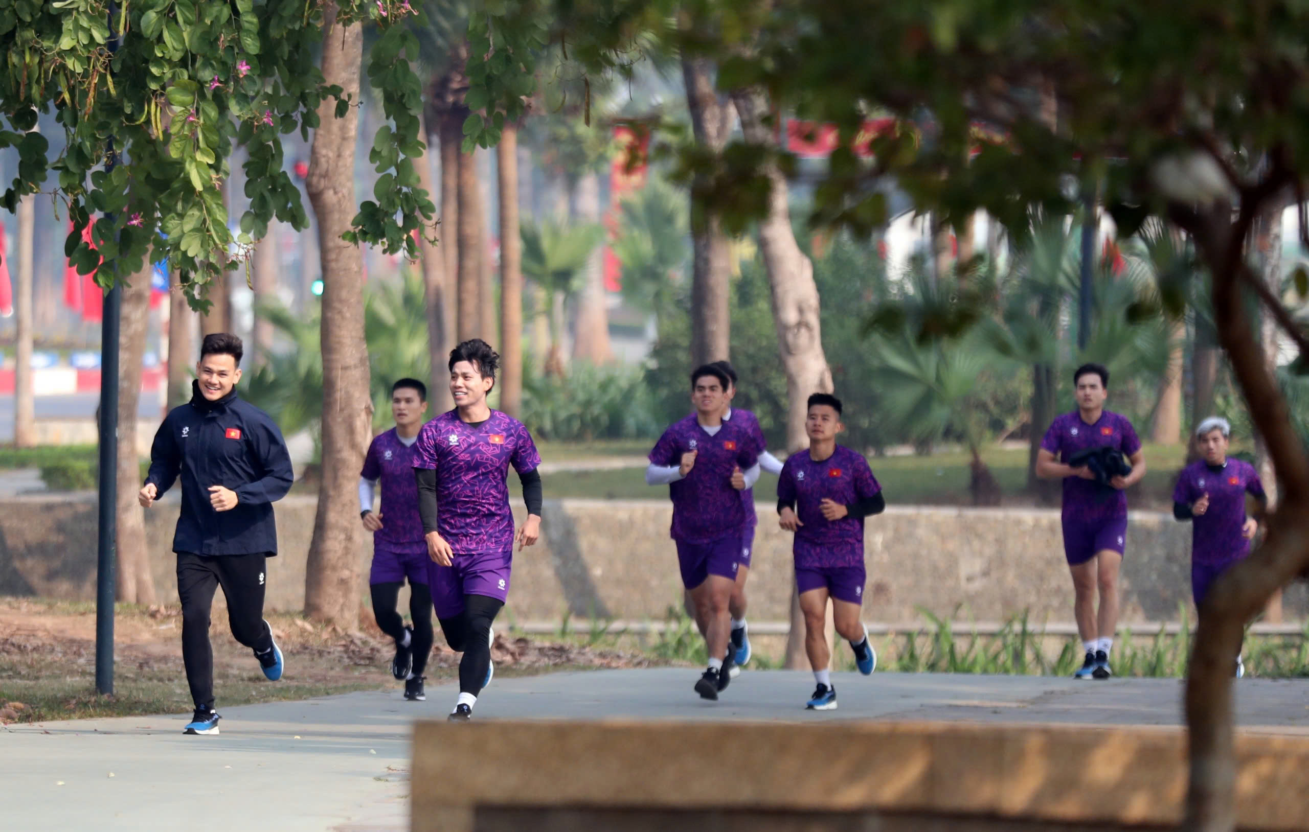 Van Toan broke his knee ligament but still went to Singapore, Xuan Son and the main team received a massage - Photo 6.