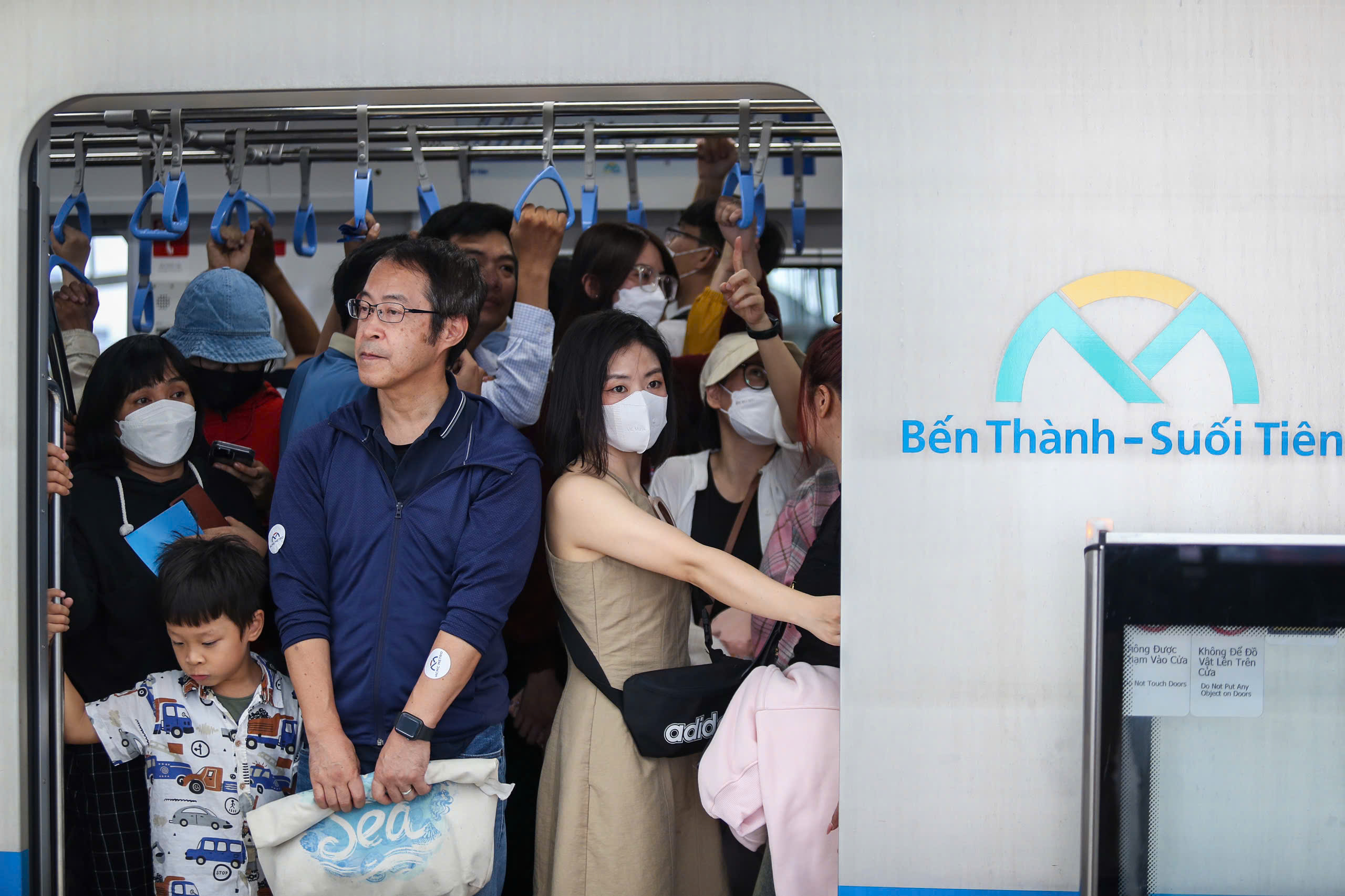 Người dân TP.HCM nô nức trải nghiệm tuyến metro số 1 Bến Thành - Suối Tiên- Ảnh 13.