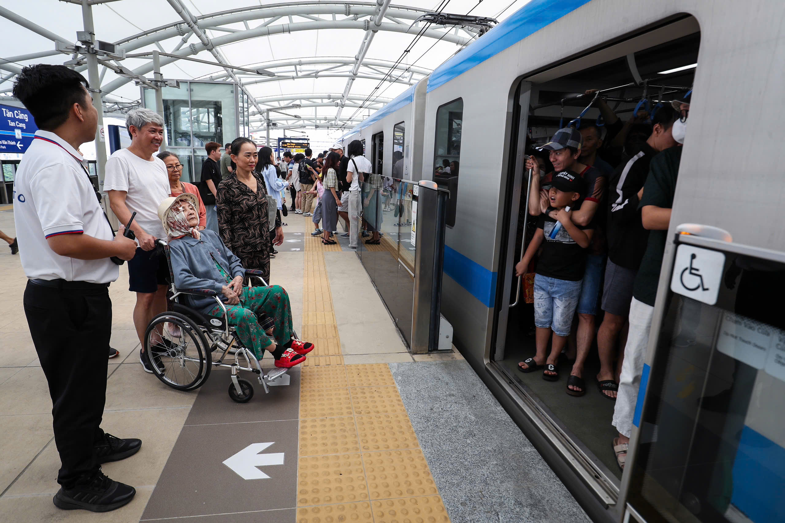 Người dân TP.HCM nô nức trải nghiệm tuyến metro số 1 Bến Thành - Suối Tiên- Ảnh 10.