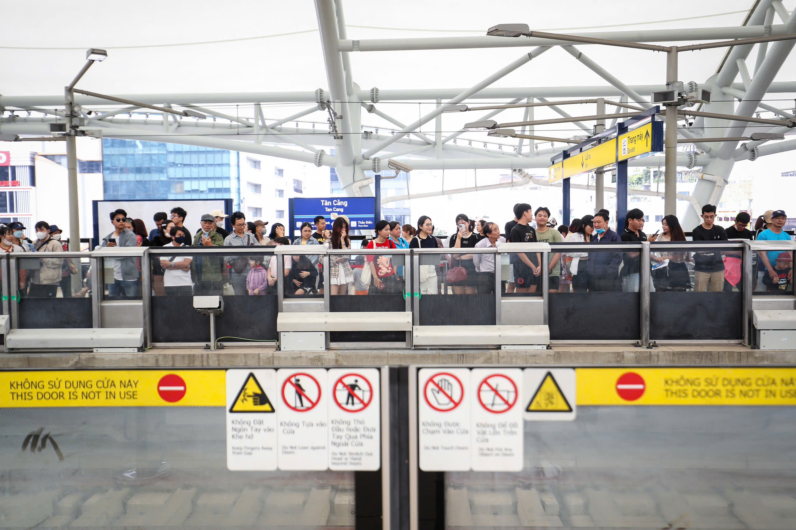 Người dân TP.HCM nô nức trải nghiệm tuyến metro số 1 Bến Thành - Suối Tiên- Ảnh 11.