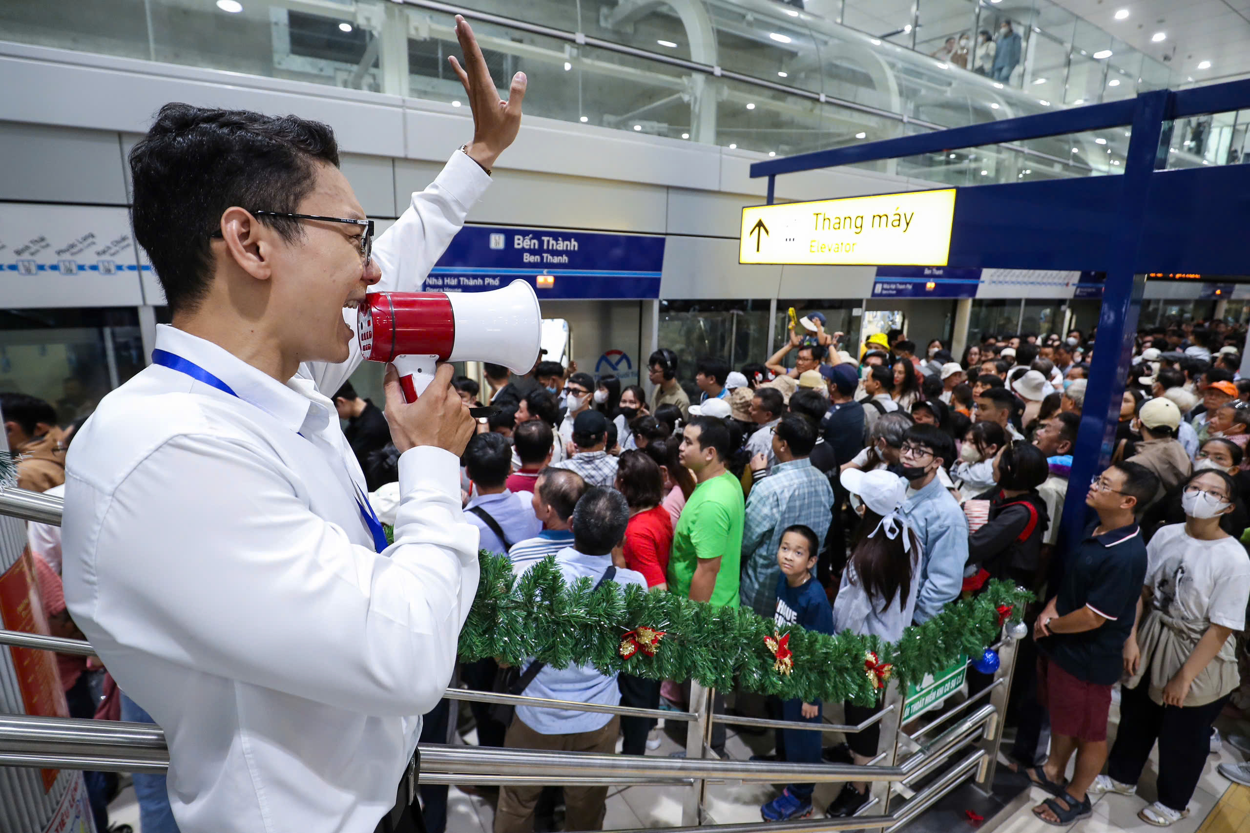 Người dân TP.HCM nô nức trải nghiệm tuyến metro số 1 Bến Thành - Suối Tiên- Ảnh 5.