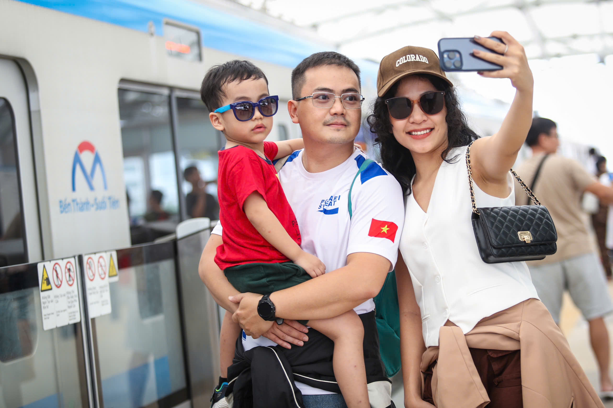 Người dân TP.HCM nô nức trải nghiệm tuyến metro số 1 Bến Thành - Suối Tiên- Ảnh 6.