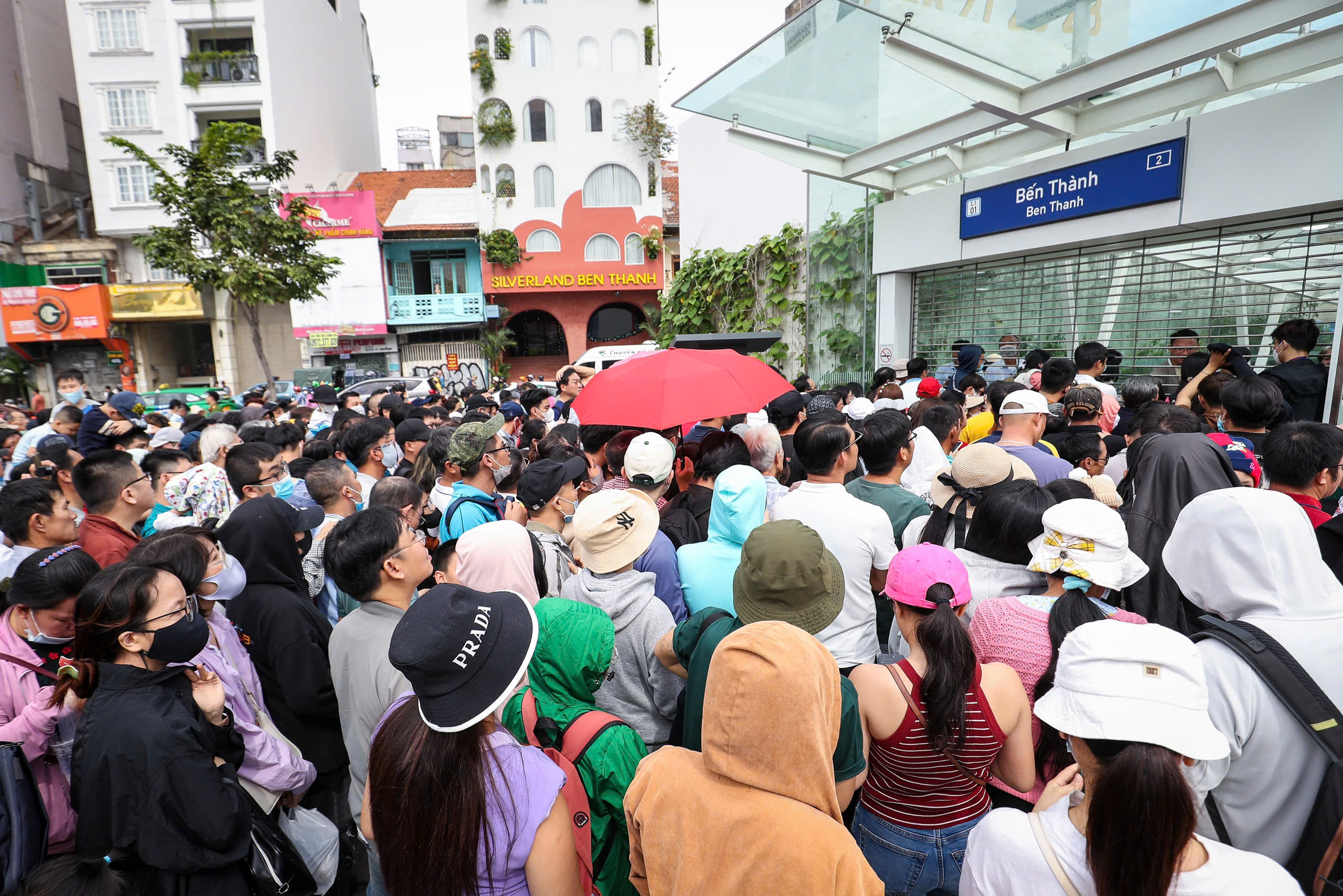 Người dân TP.HCM nô nức trải nghiệm tuyến metro số 1 Bến Thành - Suối Tiên- Ảnh 1.