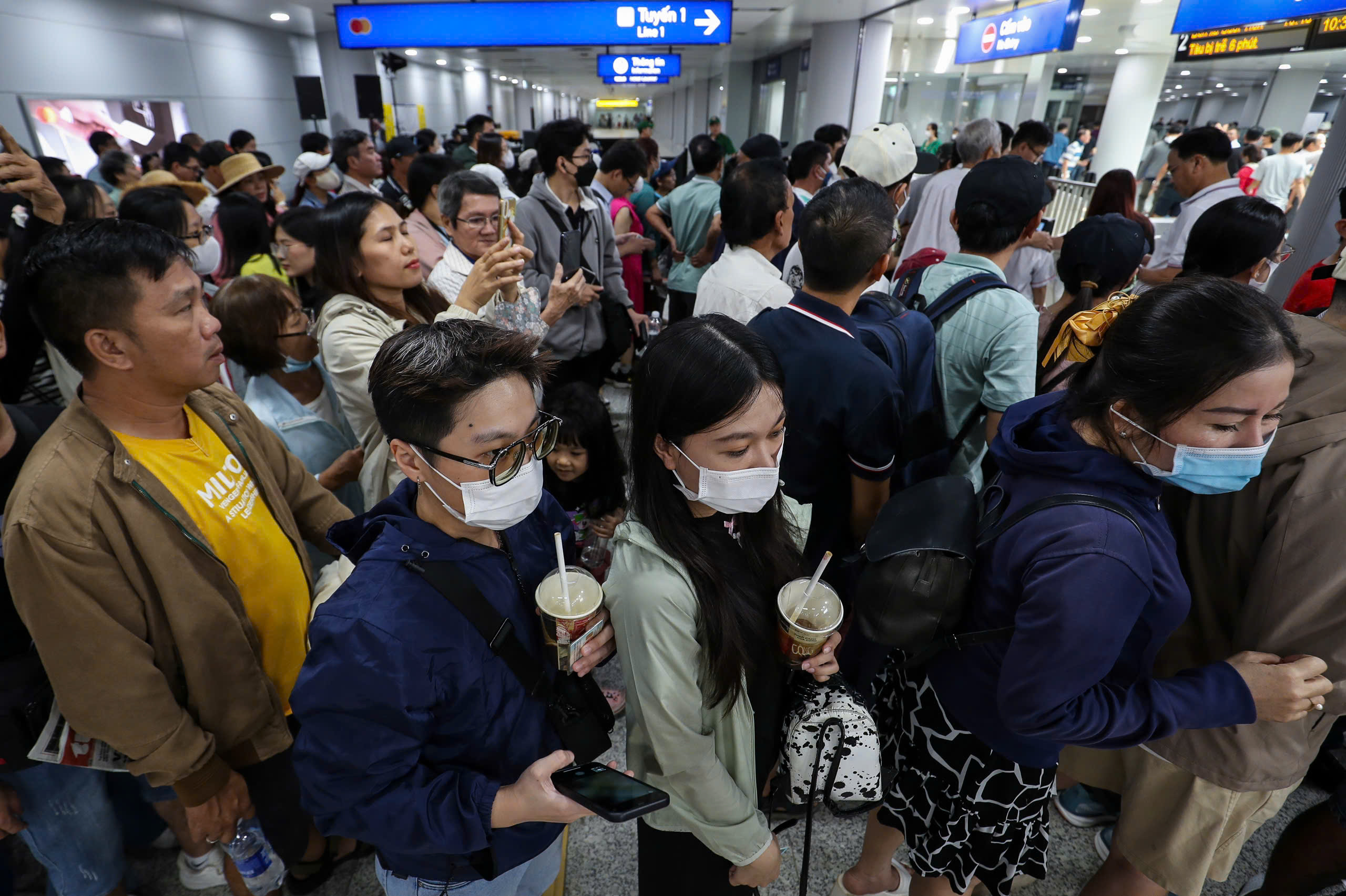 Người dân TP.HCM nô nức trải nghiệm tuyến metro số 1 Bến Thành - Suối Tiên- Ảnh 2.