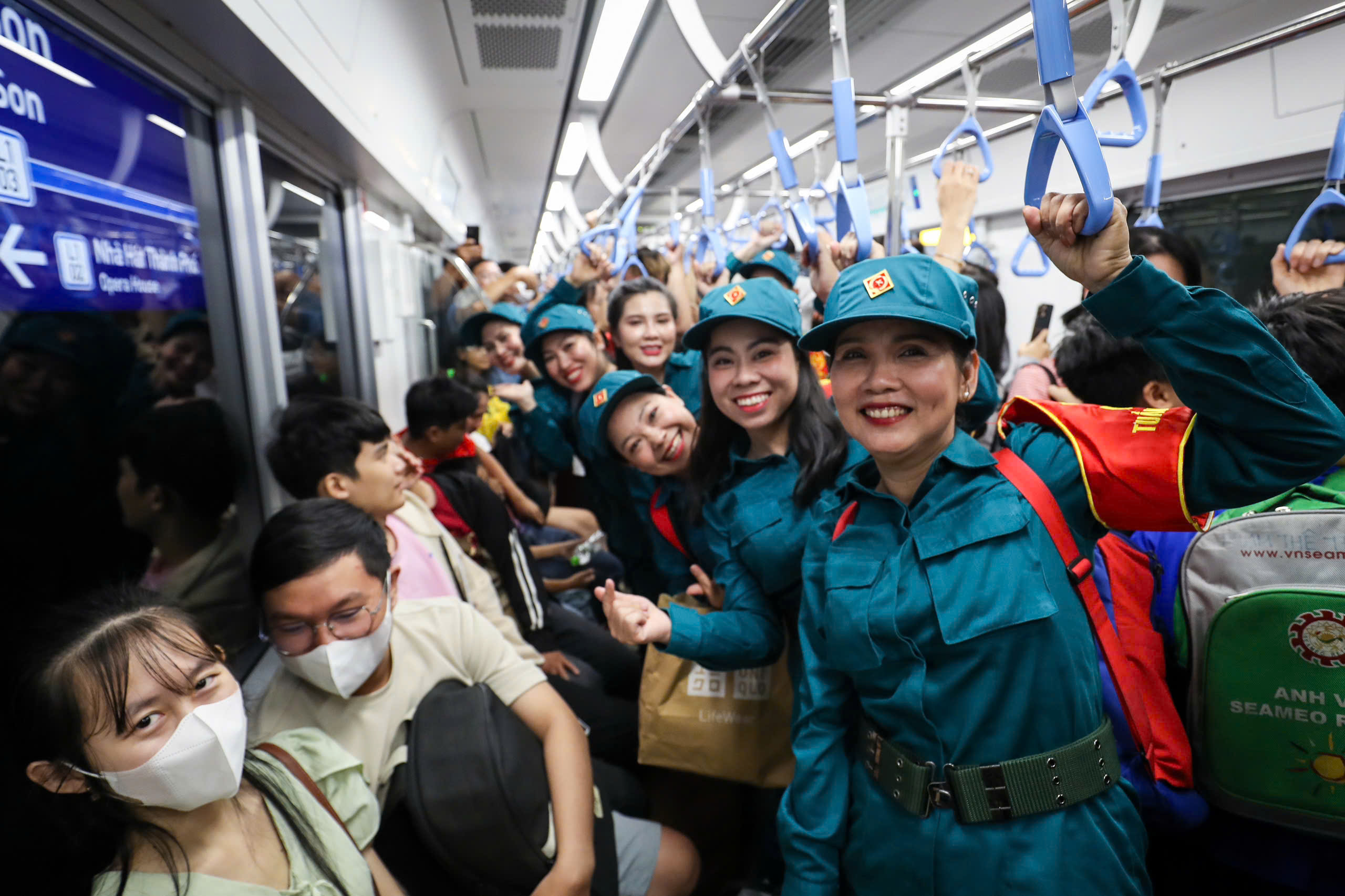 Người dân TP.HCM nô nức trải nghiệm tuyến metro số 1 Bến Thành - Suối Tiên- Ảnh 8.