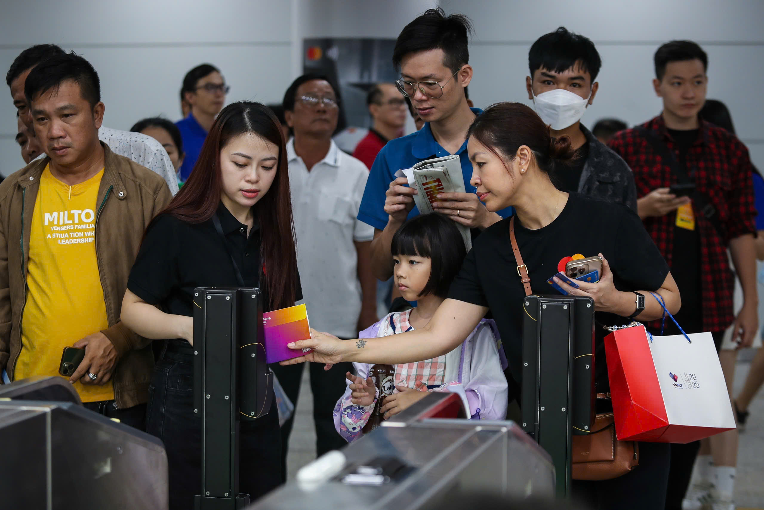 Người dân TP.HCM nô nức trải nghiệm tuyến metro số 1 Bến Thành - Suối Tiên- Ảnh 3.