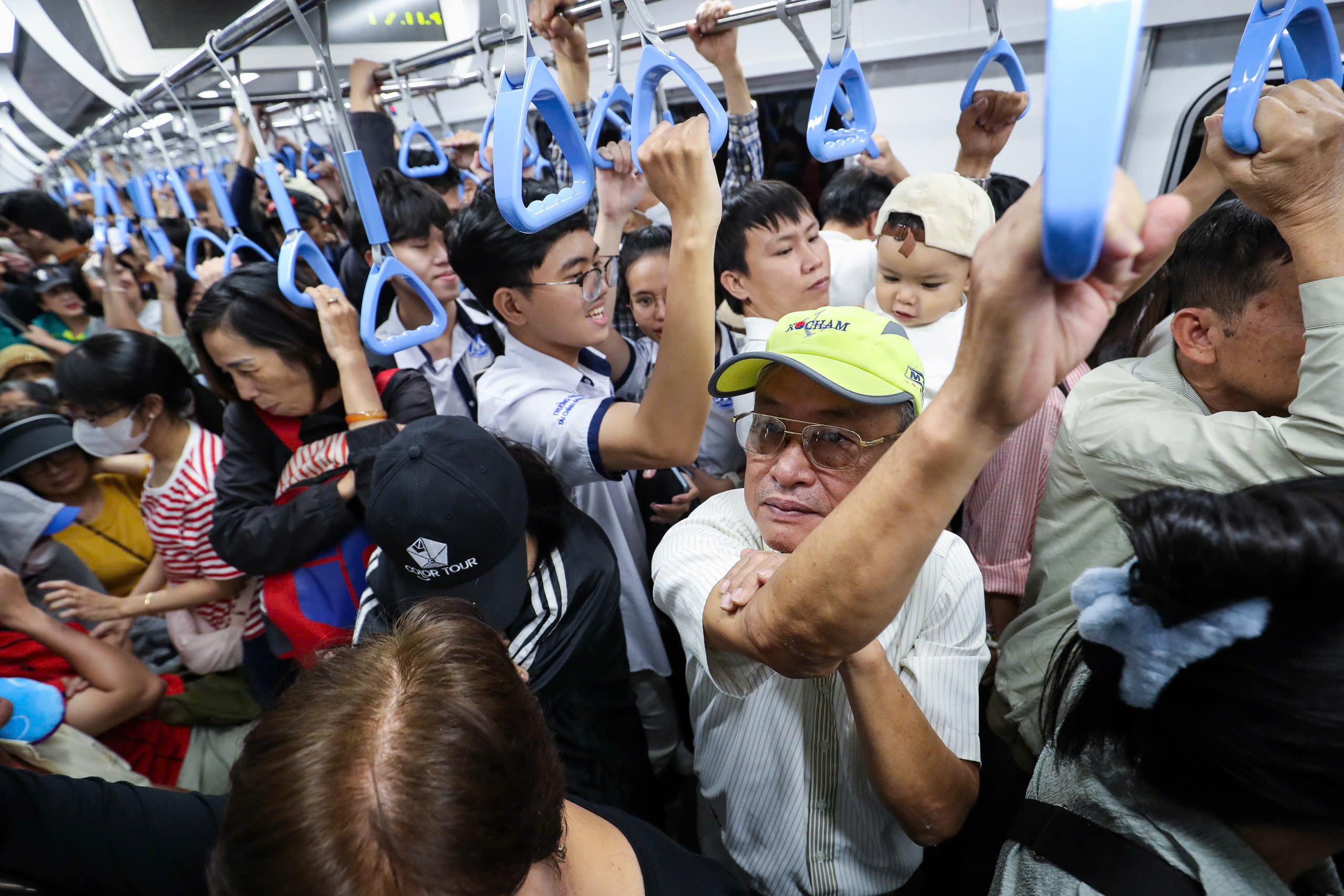 Người dân TP.HCM nô nức trải nghiệm tuyến metro số 1 Bến Thành - Suối Tiên- Ảnh 9.