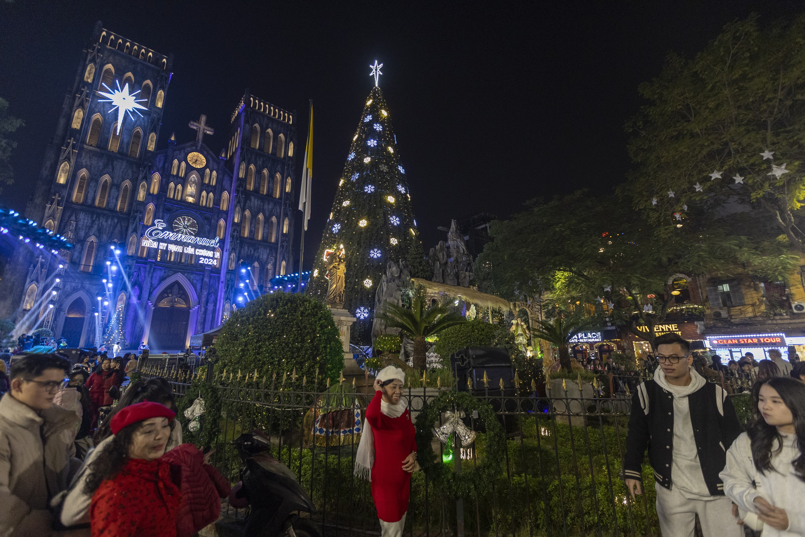 Nhà thờ lung linh trước đêm Noel- Ảnh 1.