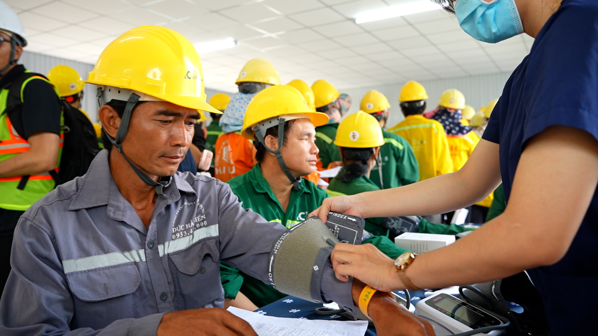 Nôn nao chờ tết giữa công trường: công nhân xa quê làm đẹp, khám sức khỏe miễn phí!- Ảnh 5.