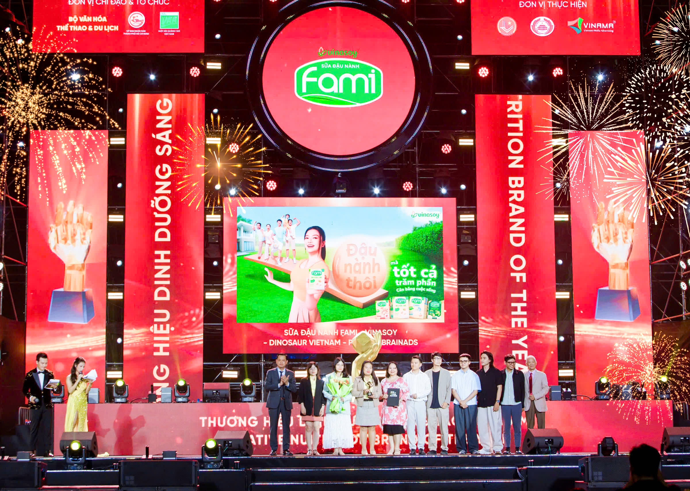 Fami được vinh danh giải thưởng 'Thương hiệu dinh dưỡng sáng tạo' tại Vạn Xuân Awards- Ảnh 1. Đại diện nhãn hàng Fami tại Lễ trao giải Vạn Xuân Awards 2024