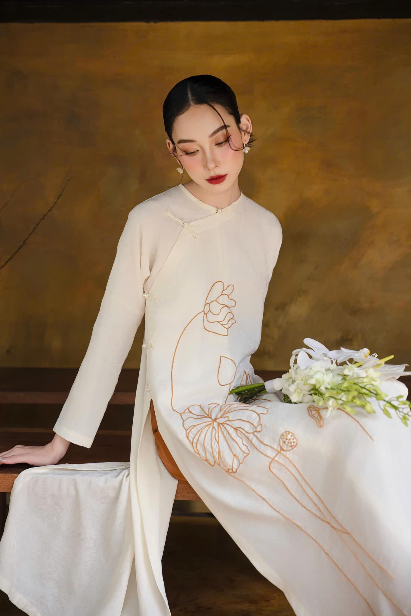 Δαντέλα ao dai, βελούδο ao dai, μεταξωτό ύφασμα ανανεώνει τα χρώματα του Tet 2025 - Φωτογραφία 9. Áo dài ren, áo dài nhung, vải tơ làm mới sắc màu tết 2025- Ảnh 9.