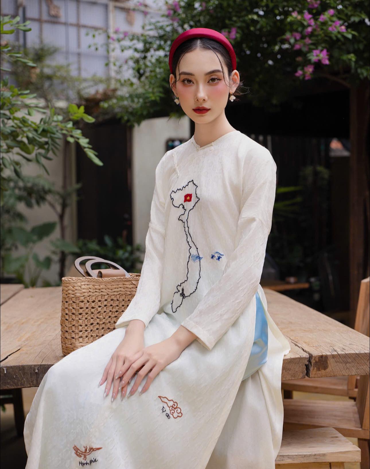 Δαντέλα ao dai, βελούδο ao dai, μεταξωτό ύφασμα ανανεώνουν τα χρώματα του Tet 2025 - Φωτογραφία 4. Áo dài ren, áo dài nhung, vải tơ làm mới sắc màu tết 2025- Ảnh 4.