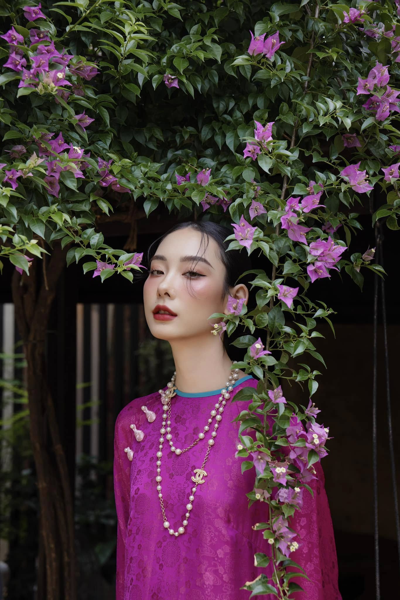 Δαντέλα ao dai, βελούδο ao dai, μεταξωτό ύφασμα ανανεώνει τα χρώματα του Tet 2025 - Φωτογραφία 1. Áo dài ren, áo dài nhung, vải tơ làm mới sắc màu tết 2025- Ảnh 1.